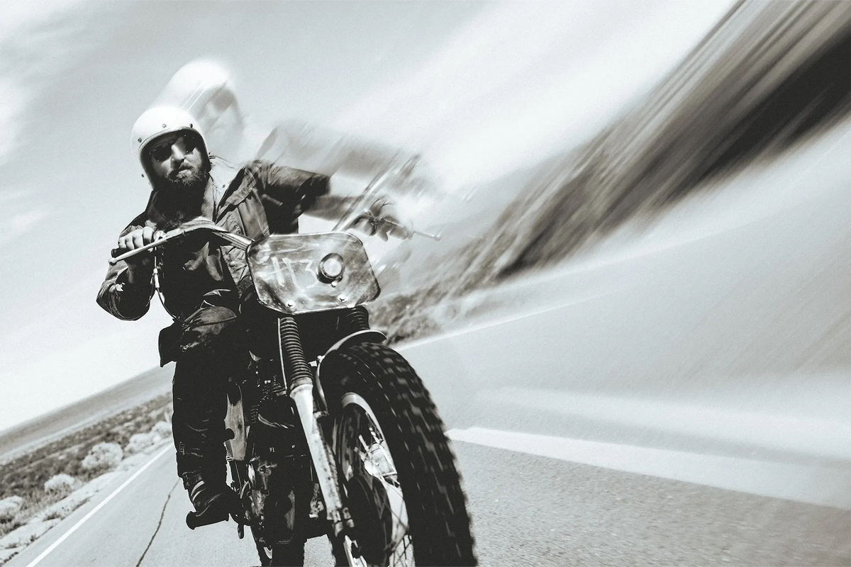 Hamilton Lifestylebild eines Mannes auf einem Motorrad, welches den American Spirit darstellen soll