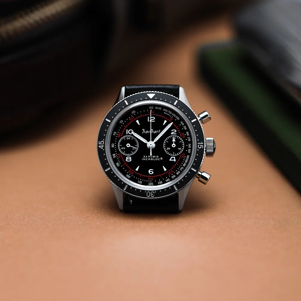Produktfoto des Hanhart 415 ES Pure Chronographen in Edelstahl mit weißen und roten Details am Lederband mit Fokus auf dem Uhrenkopf