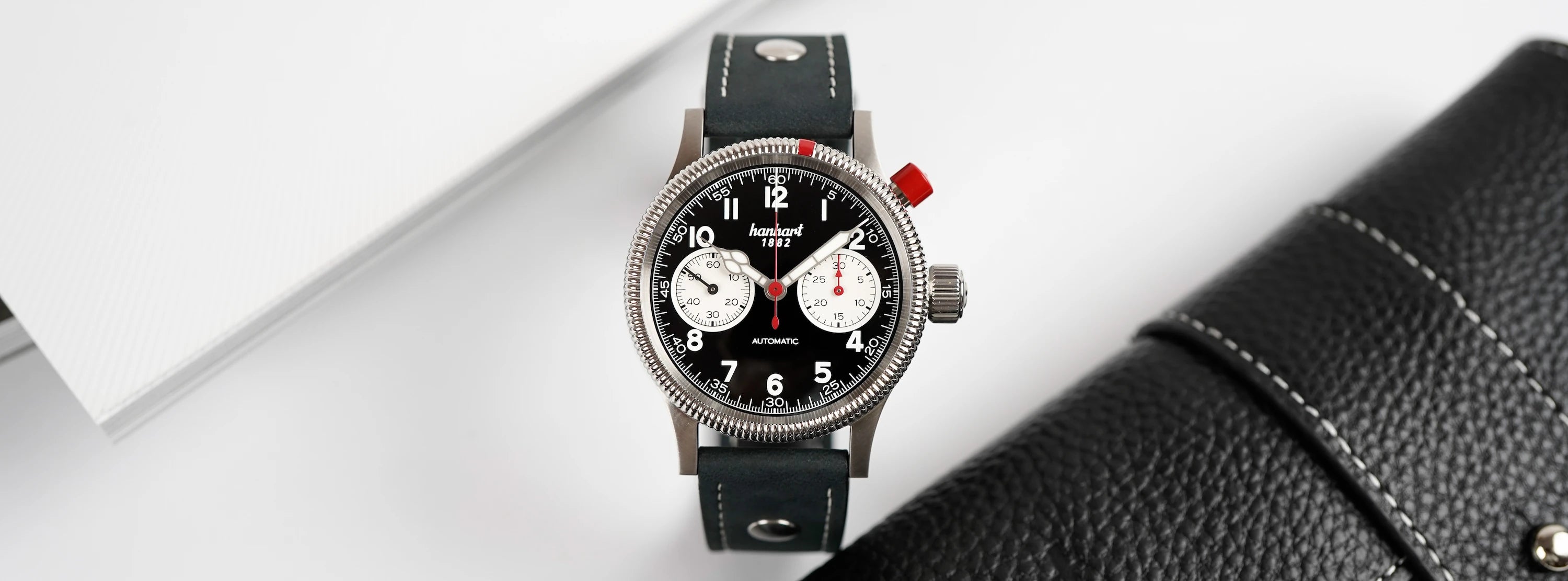 Frontansicht auf Hanhart Pioneer mit Reverse Panda Dial und dem markanten roten Monopusher