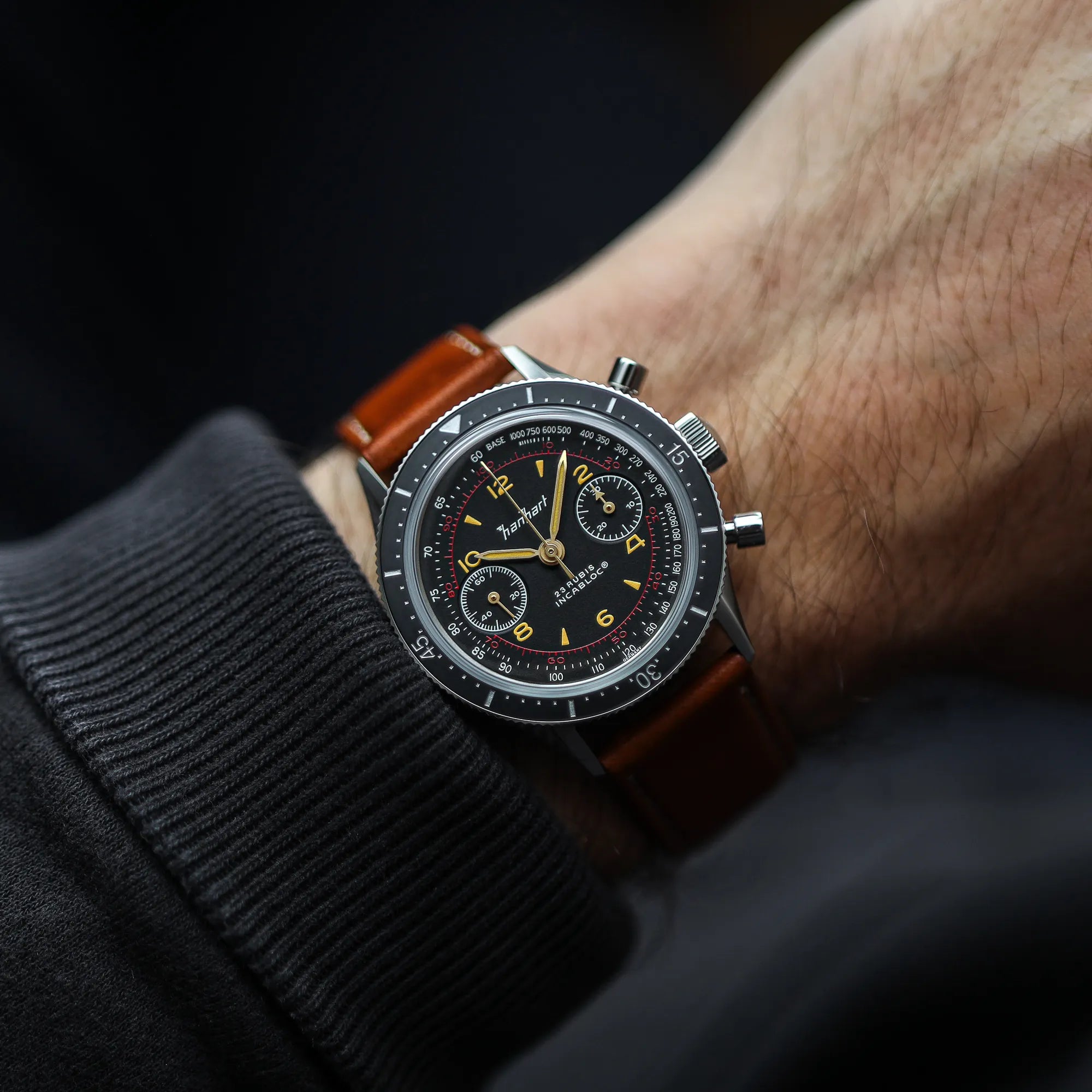 Wristshot mit dem klassischen Hanhart Chronograph "415 ES" an einem braunen Lederband