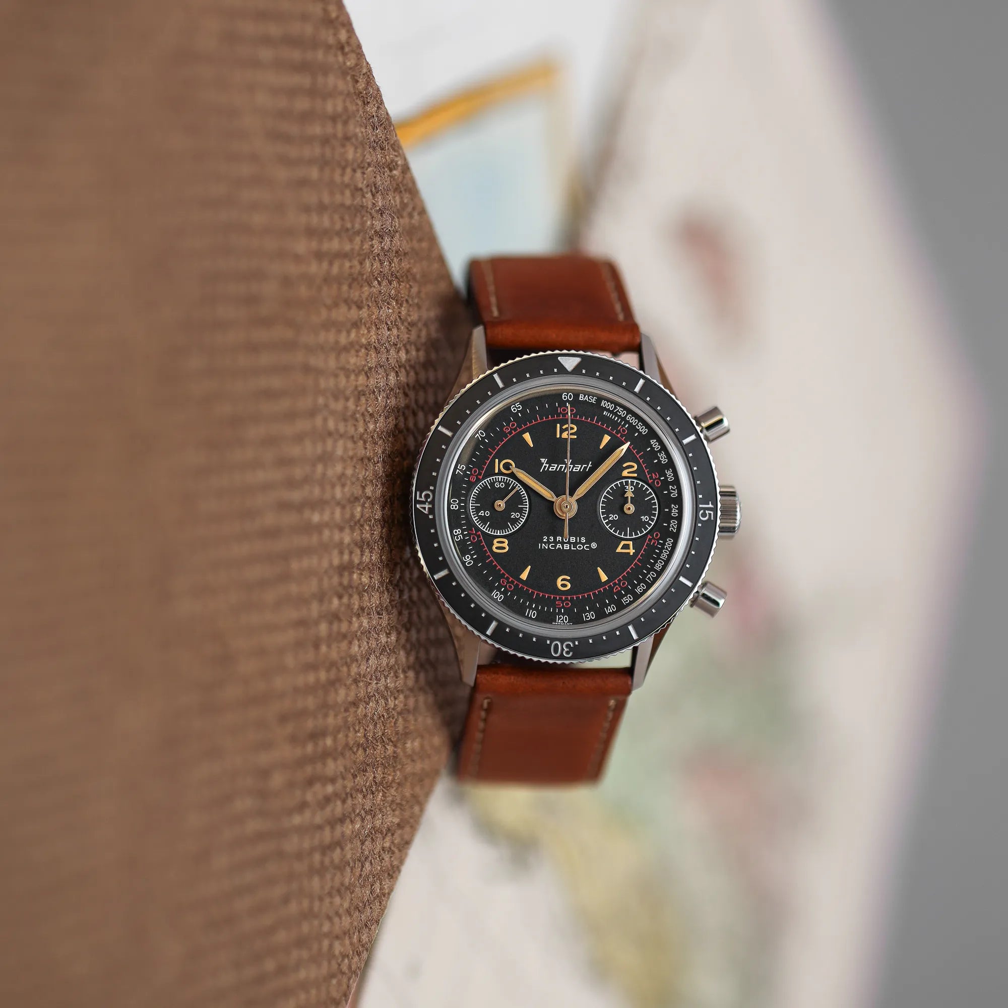 Produktfotografie des klassischen Hanhart Chronographs "415 ES" an einem braunen Lederband