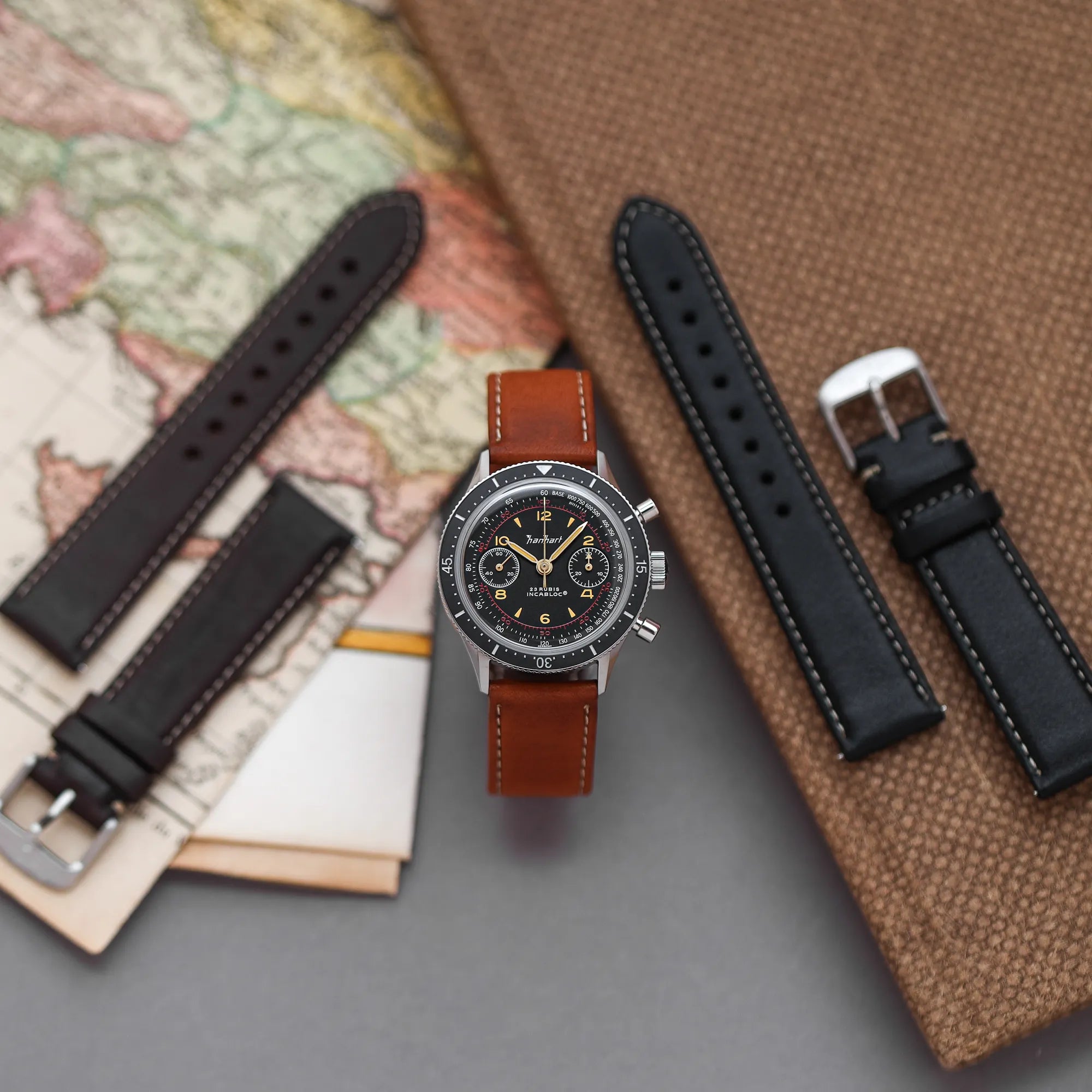Produktfotografie des Hanhart Chronographs "415 ES" an einem braunen Lederband mit allen Lederband-Varianten