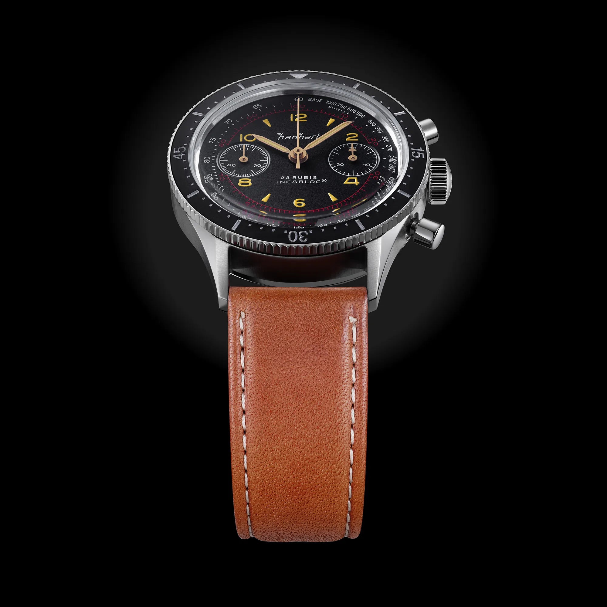 Produktfotografie des klassischen Hanhart Chronographs "415 ES" an einem braunen Lederband