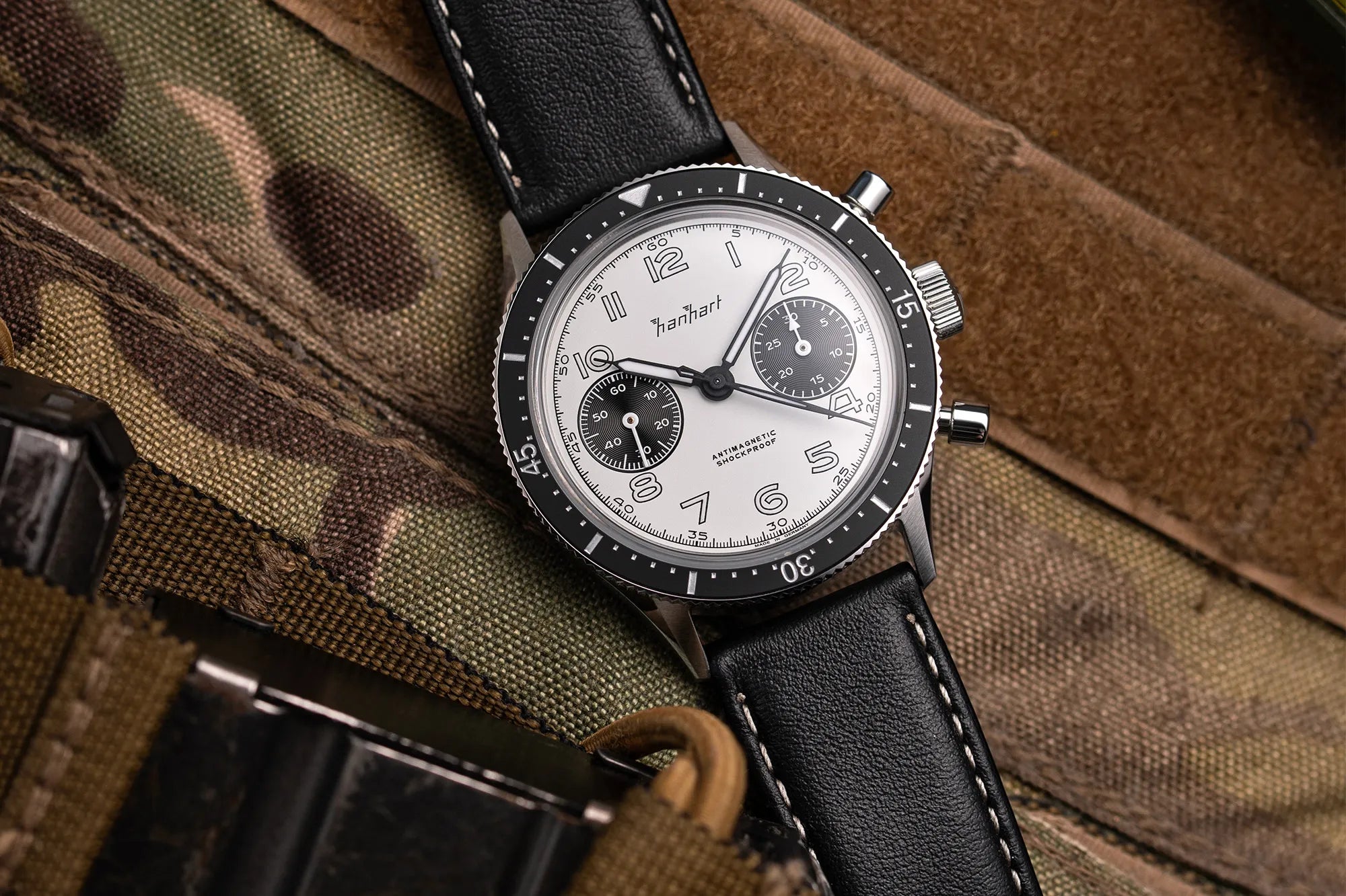 Hanhart 415 ES Panda liegt auf Stoff mit Militärs-Camouflage-Optik