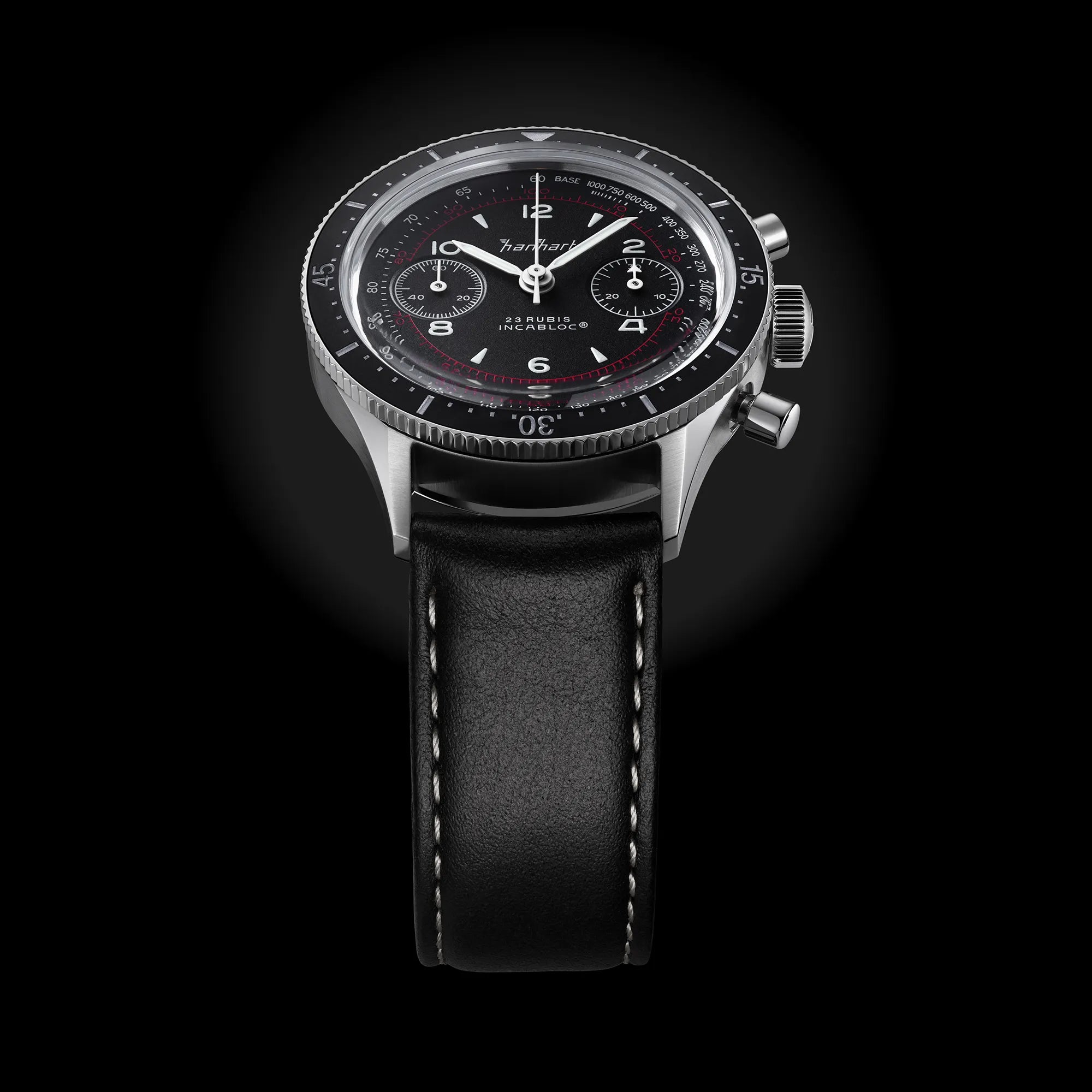 Produktfotografie des Hanhart 415 ES Pure Chronographen in Edelstahl mit weißen und roten Details am Lederband