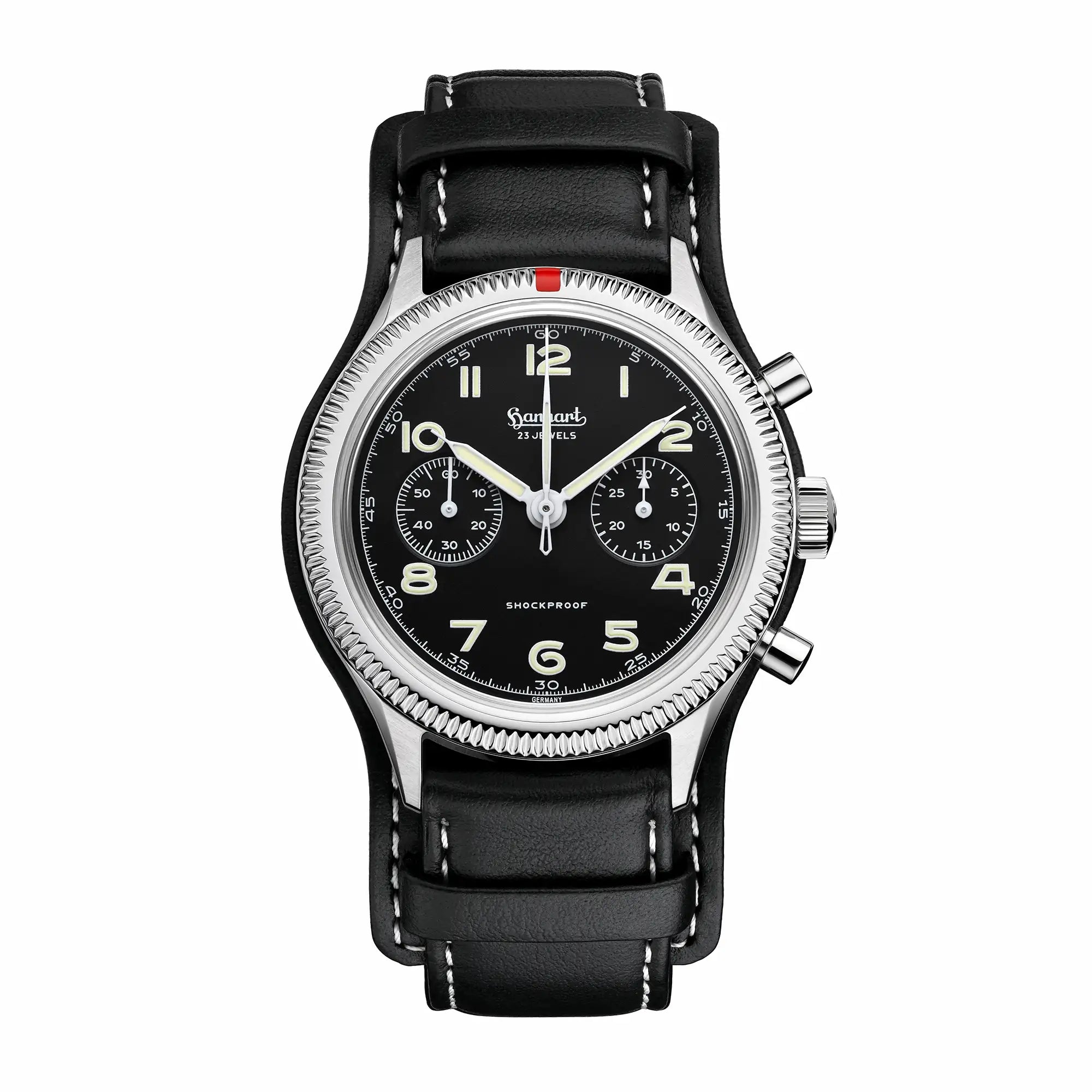 Frontale Ansicht der mechanischen Uhr "417 ES" aus der Pioneer Kollektion von Hanhart mit Lederunterlage