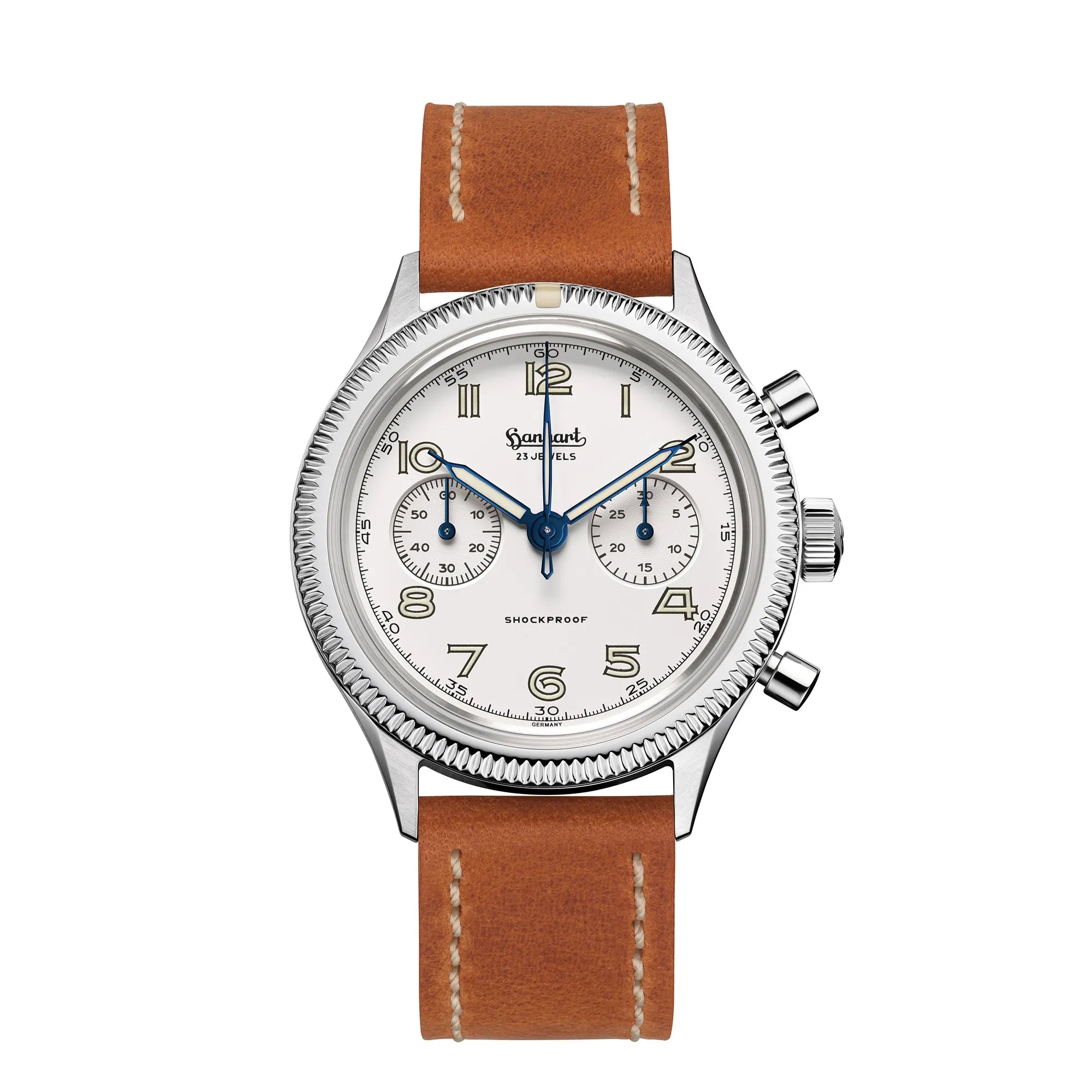 Produktfotografie als Titelbild von des Hanhart 417 ES "Moby Dick" Chronographs mit 42mm-Gehäuse und weißem Zifferblatt am hellbraunen Lederband