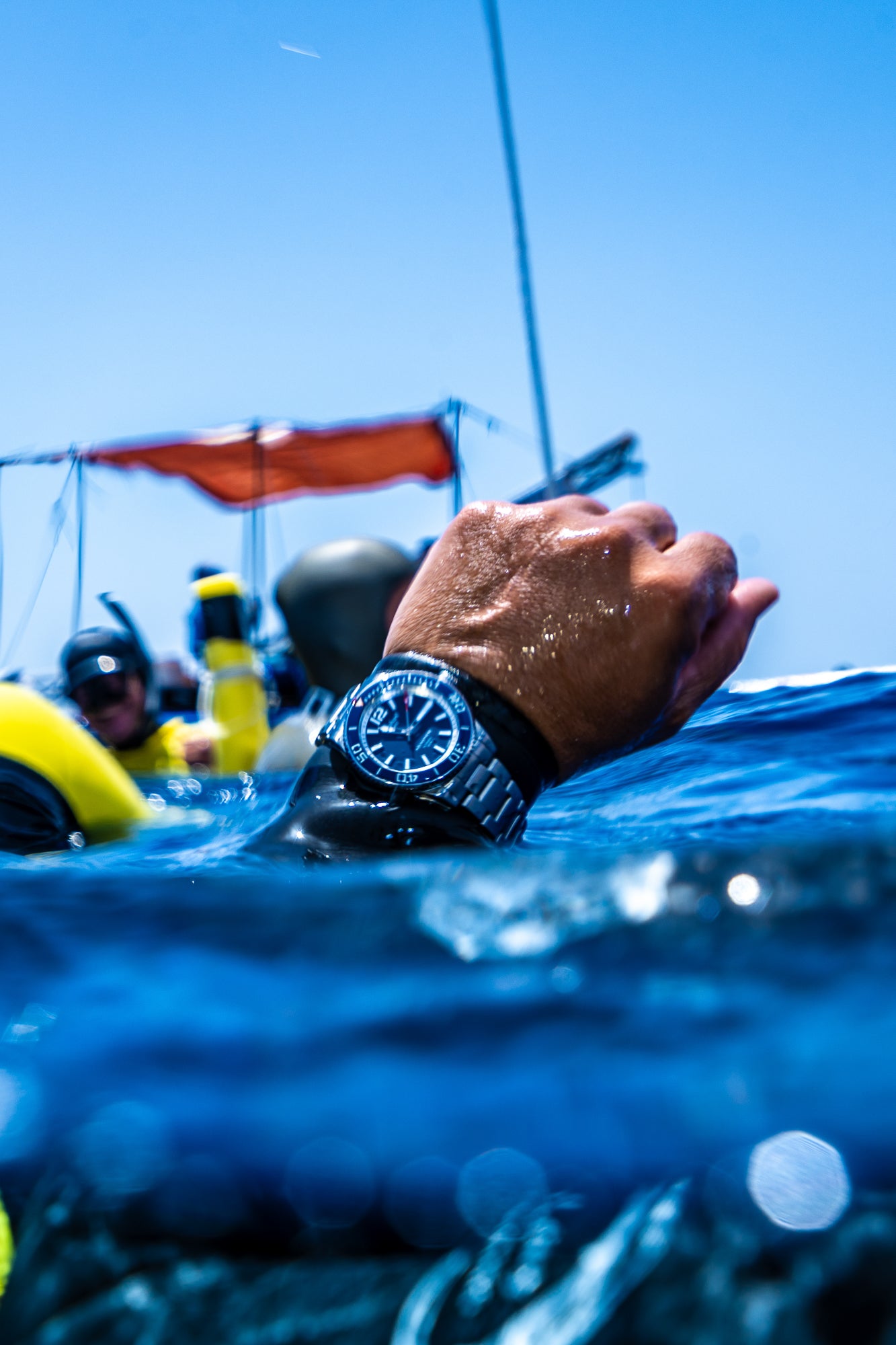 Taucher trägt die Hanhart Aquasphereüber dem Neoprenanzug während eines Tauchgangs