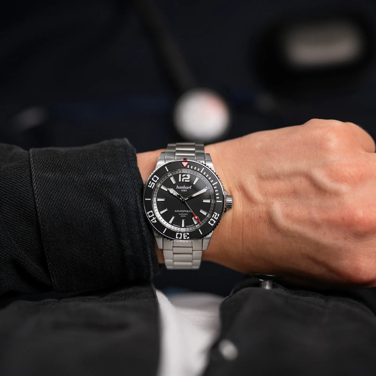 Wristshot mit der Hanhart Aquasphere Matte Black im 42mm-Edelstahl-Gehäuse am Edelstahlarmband mit schwarzem Zifferblatt und schwarzer Lünette