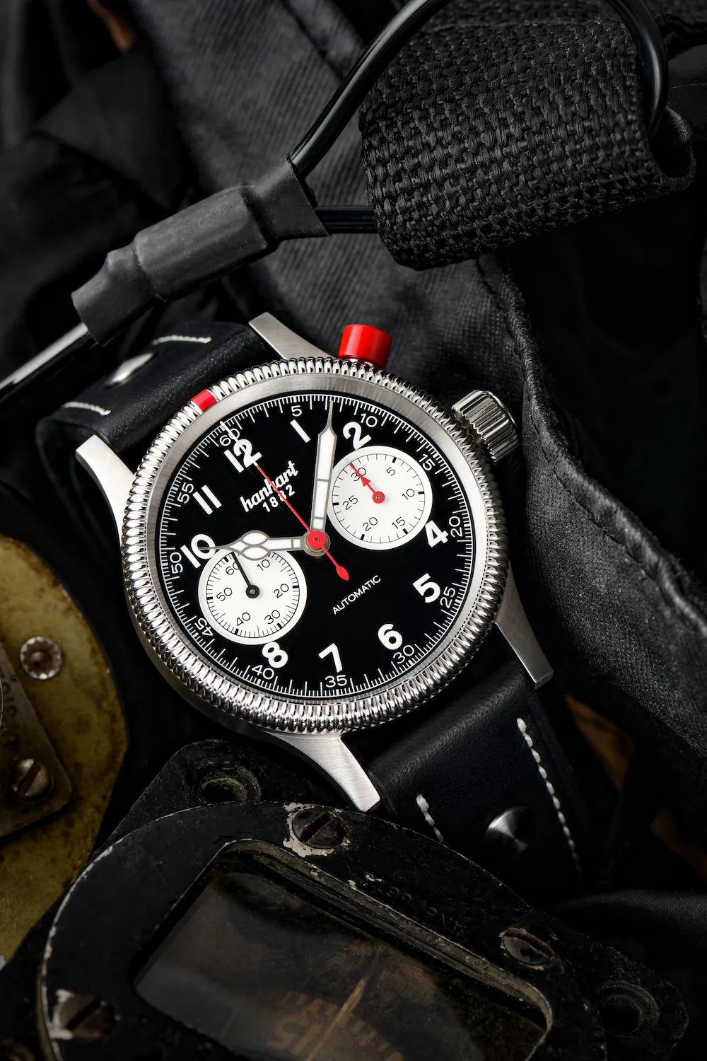Produktfotografie der Hanhart Pioneer One mit dem schwarzen Zifferblatt mit weißen Totalisatoren