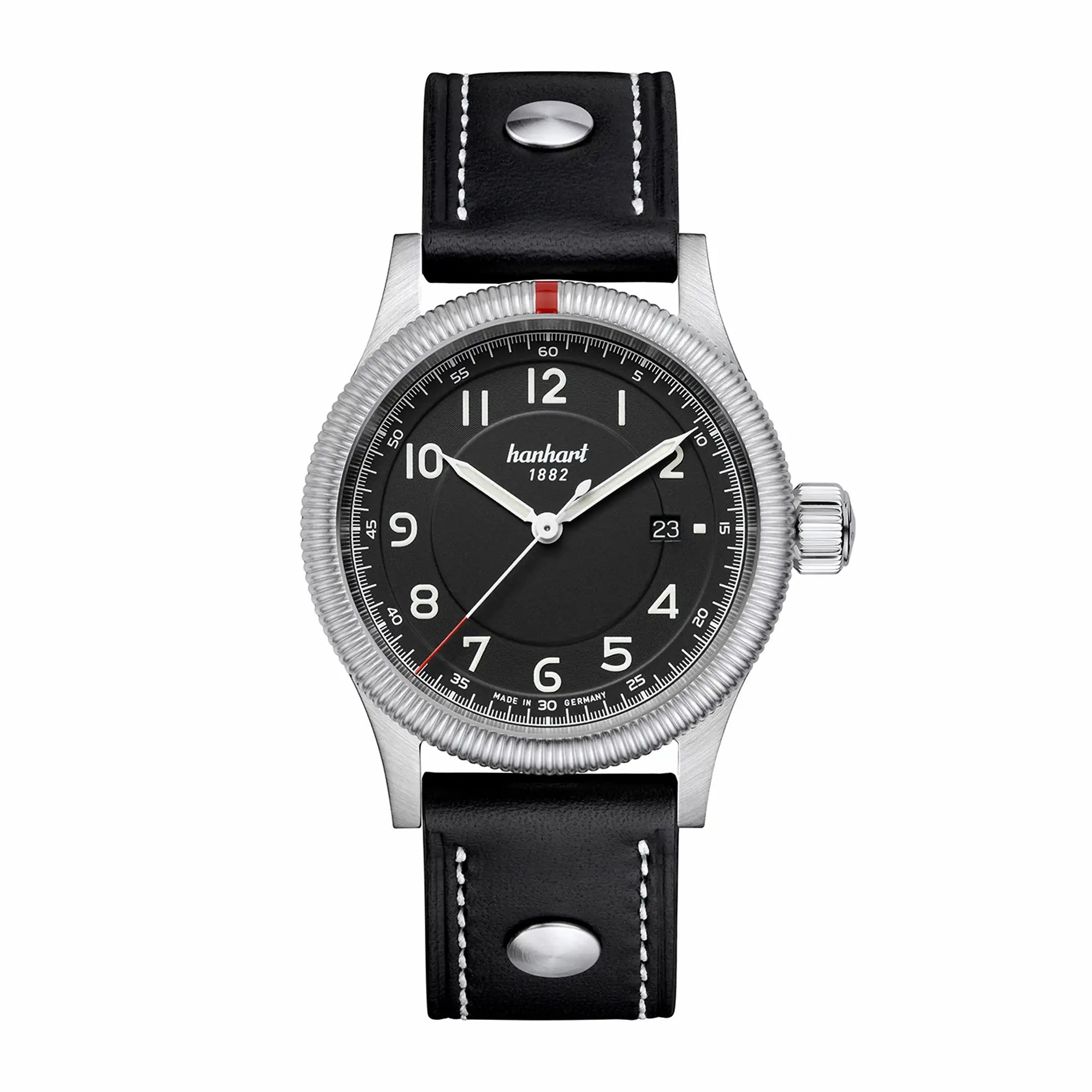 Frontale Ansicht der Pioneer One mit schwarzem Zifferblatt von Hanhart an einem schwarzen Lederband