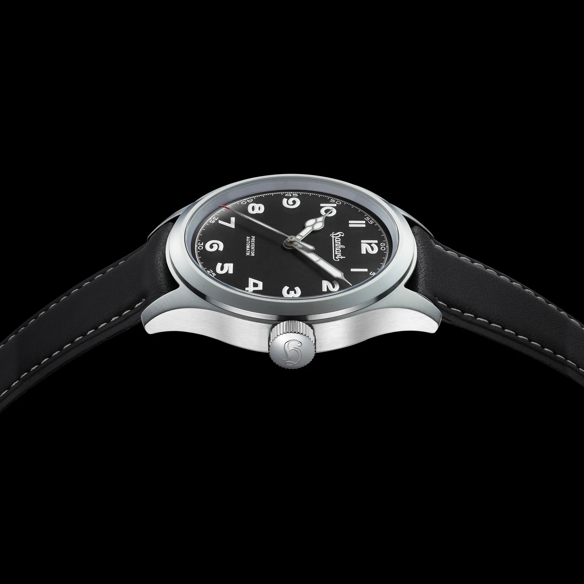Seitliche Ansicht der Hanhart Preventor HD12 Dreizeiger-Uhr mit schwarzem Zifferblatt vor schwarzem Hintergrund