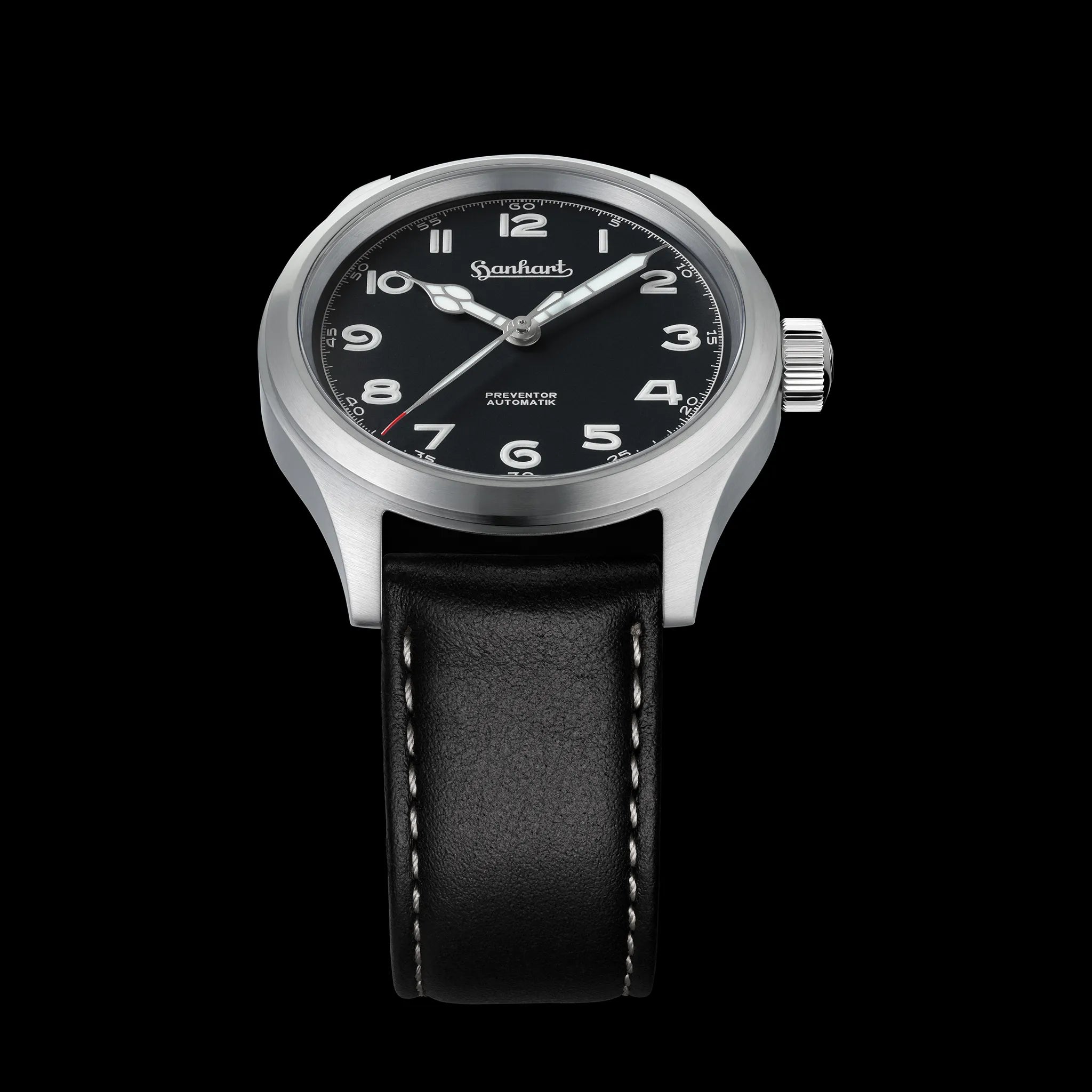 Produkfotografie der Hanhart Preventor HD12 Dreizeiger-Uhr mit schwarzem Zifferblatt vor schwarzem Hintergrund