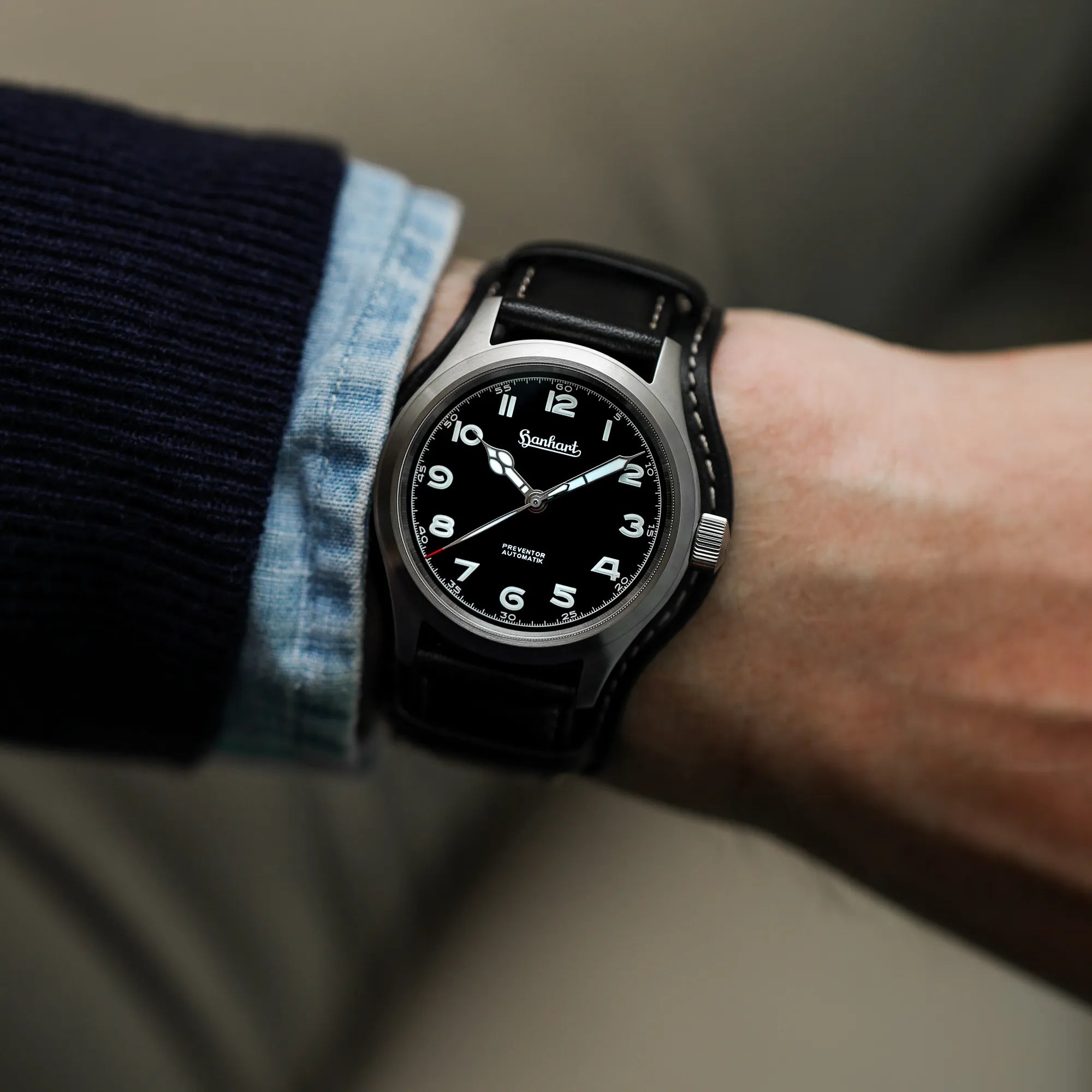 Wristshot der Hanhart Preventor HD12 Dreizeiger-Uhr mit schwarzem Zifferblatt