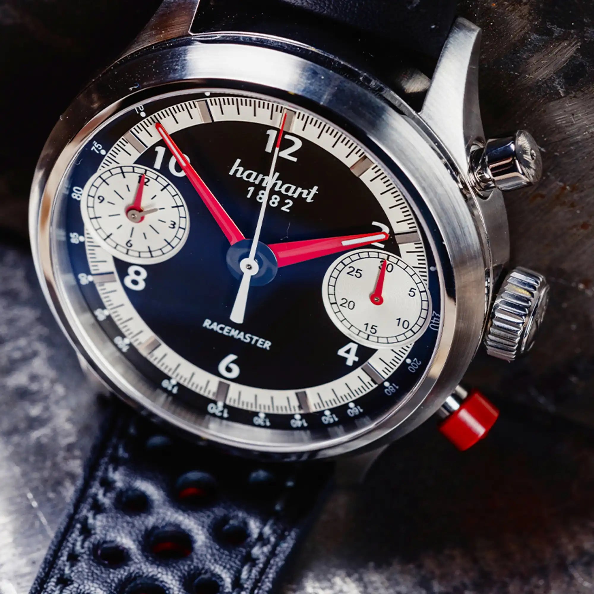 Produktfotografie der Hanhart Armbanduhr "Racemaster GT" mit den roten Farbakzenten