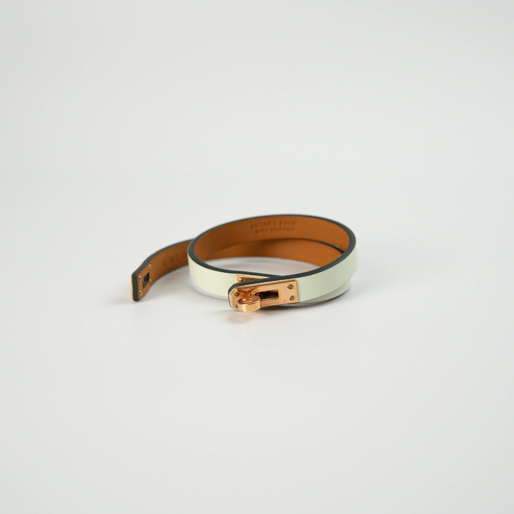 Türkises Leder-Armband "Mini Kelly Double Tour" von Hermès mit rosegoldenem Verschluss (geöffnet)