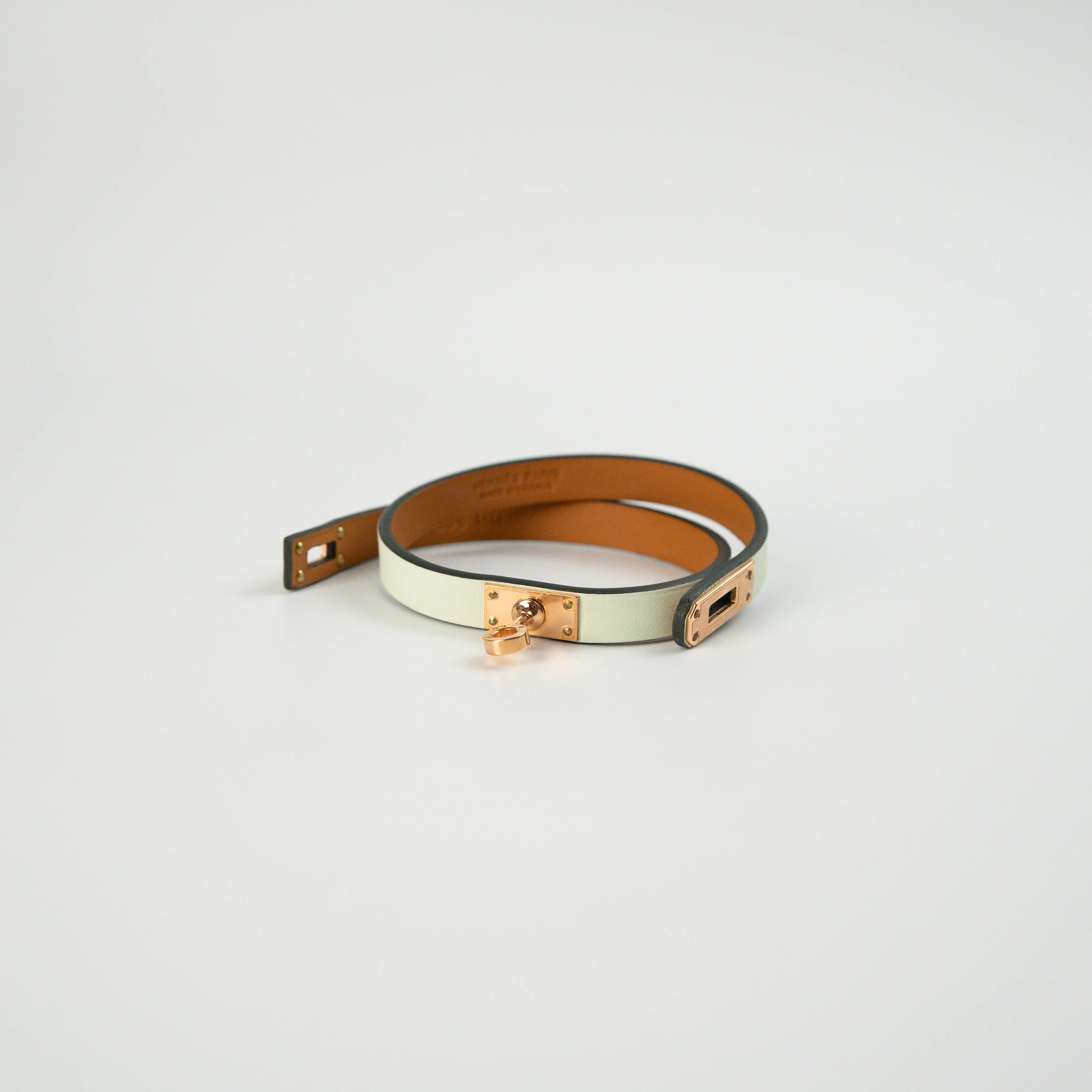 Produktfotografie des geöffneten Türkises Leder-Armband "Mini Kelly Double Tour" von Hermès mit rosegoldenem Verschluss