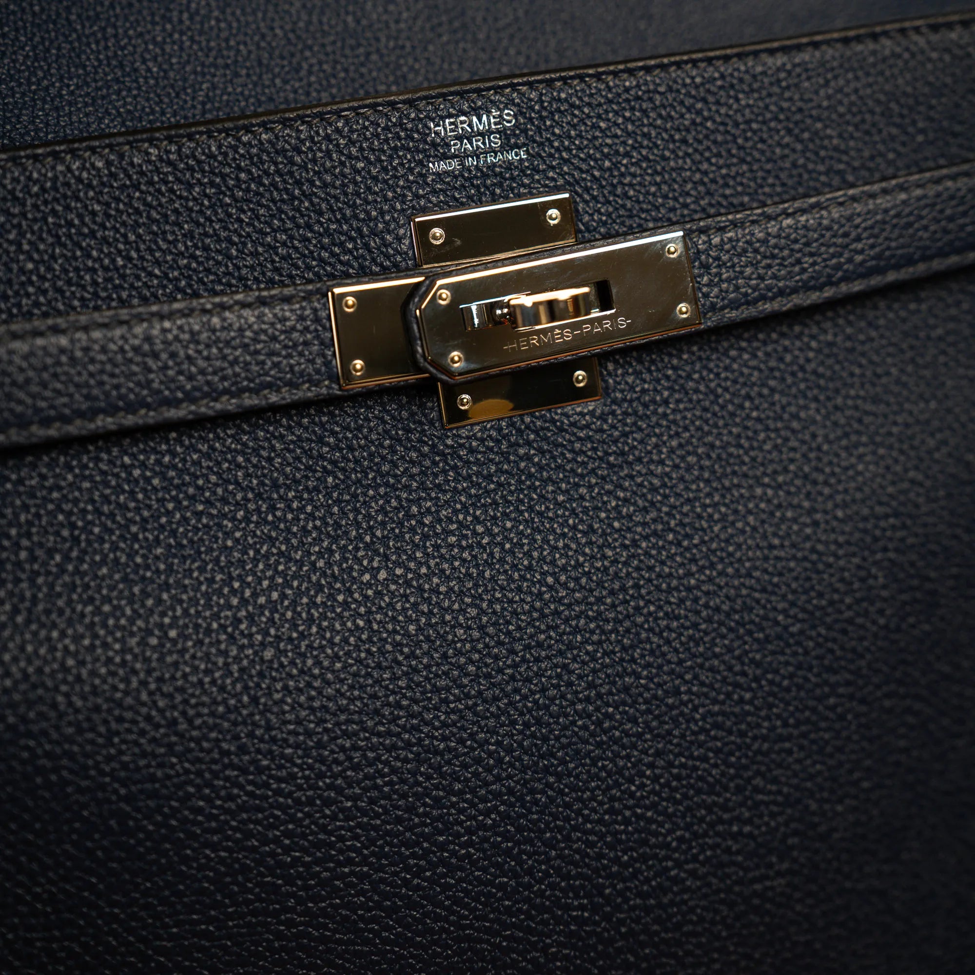 Nahaufnahme der silbernen Hardware mit Schutzfolie von der Hermes Kelly Bag 32 aus Togo-Kalbsleder in der Farbe Bleu-de-Prusse mit silberner Hardware