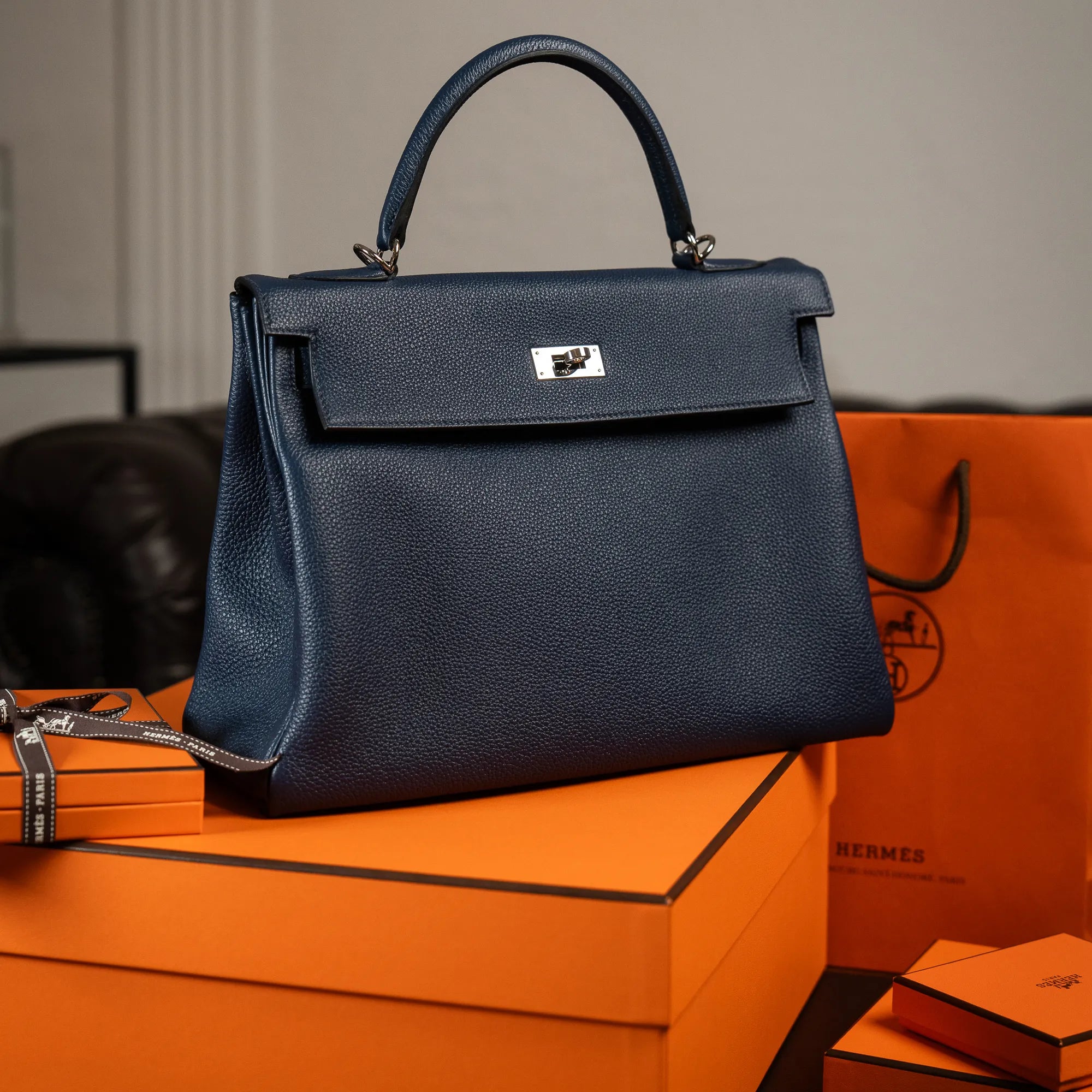 Produktfotografie der Hermes Kelly Bag 32 aus Togo-Kalbsleder in der Farbe Bleu-de-Prusse mit silberner Hardware