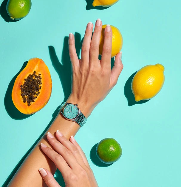 Produktfotografie der Frederique Constant Highlife mit dem türkisen Tiffany-Zifferblatt vor einem türkisem Hintergrund