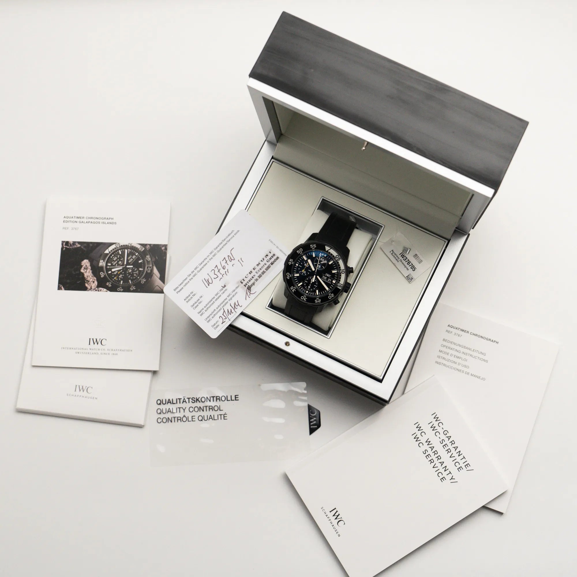 der IWC Aquatimer Galapagos Armbanduhr in Schwarz am Kautschukband mit Chronograph-Funktion zusammen mit dem gesamten Lierferumfang