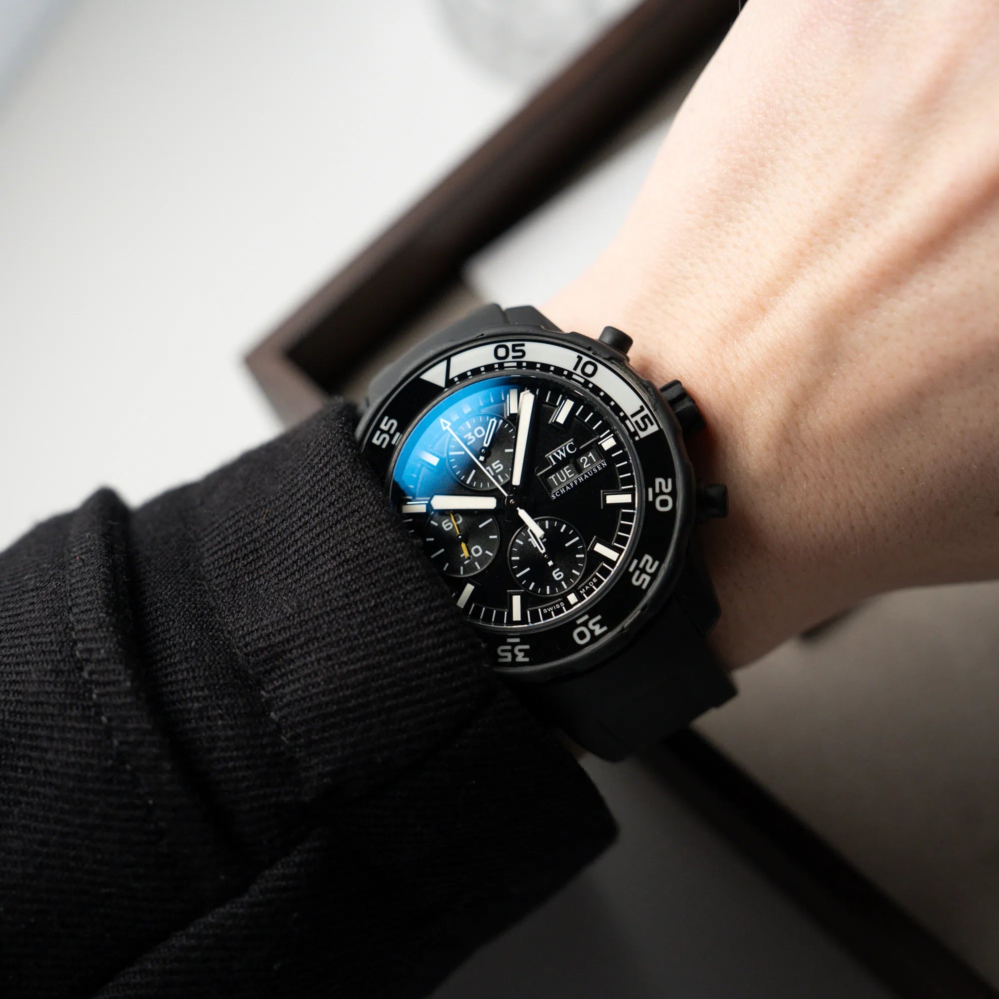 Wristshot mit der IWC Aquatimer Galapagos Armbanduhr in Schwarz am Kautschukband mit Chronograph-Funktion