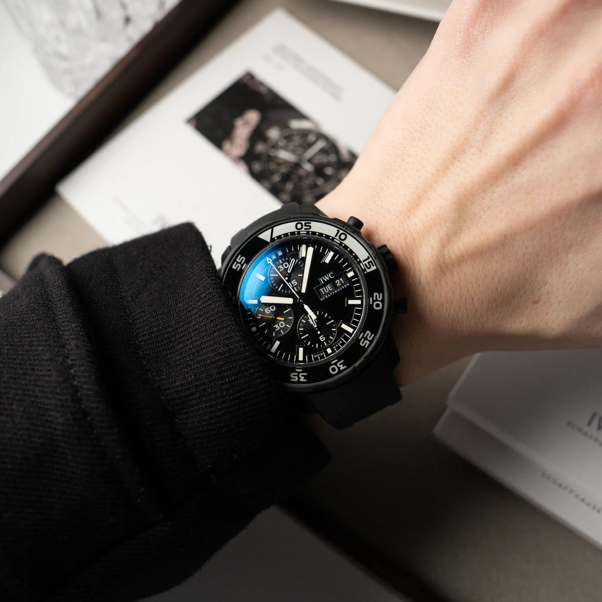Wristhot mit der IWC Aquatimer Galapagos Armbanduhr in Schwarz am Kautschukband mit Chronograph-Funktion