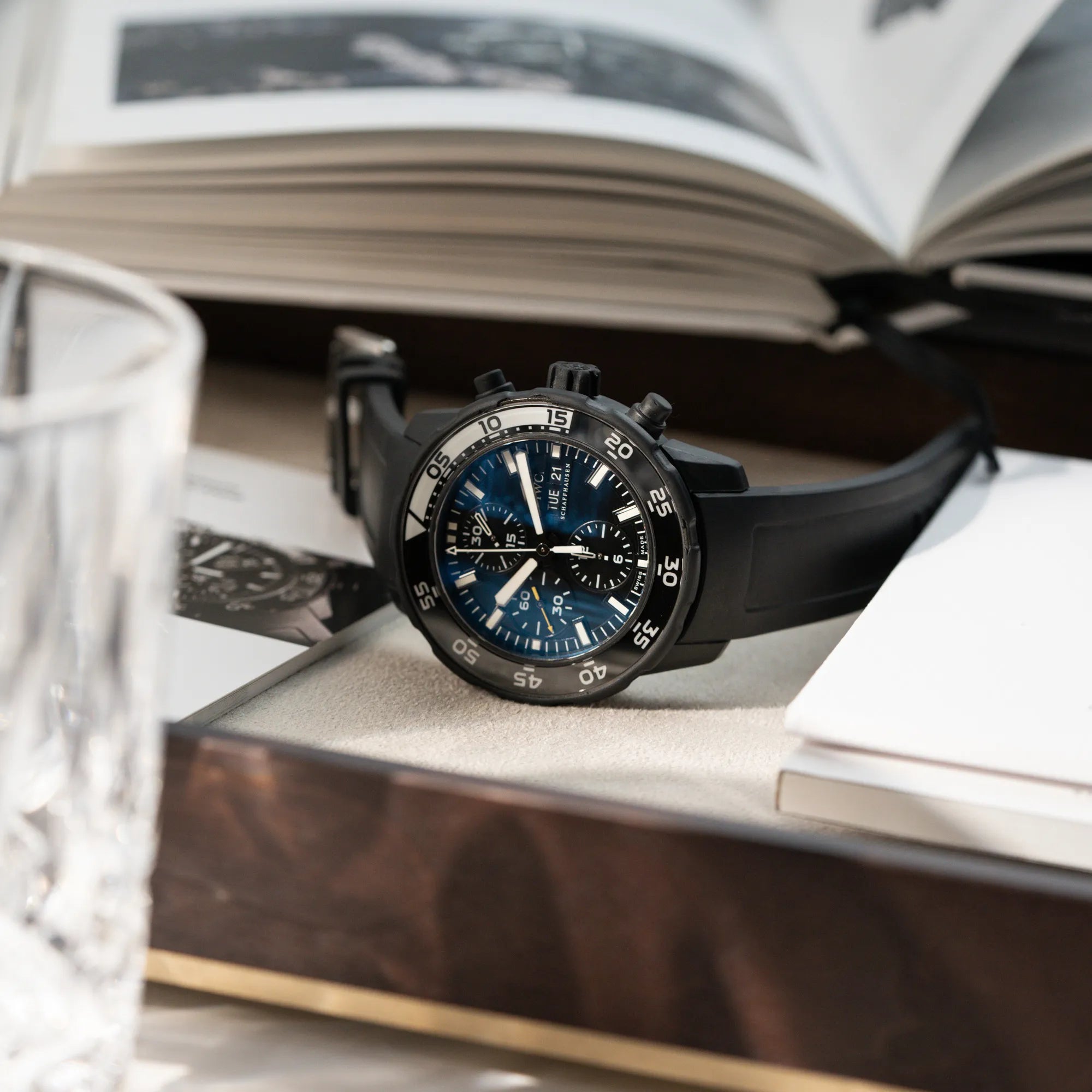 Produktfotografie der IWC Aquatimer Galapagos Armbanduhr in Schwarz am Kautschukband mit Chronograph-Funktion