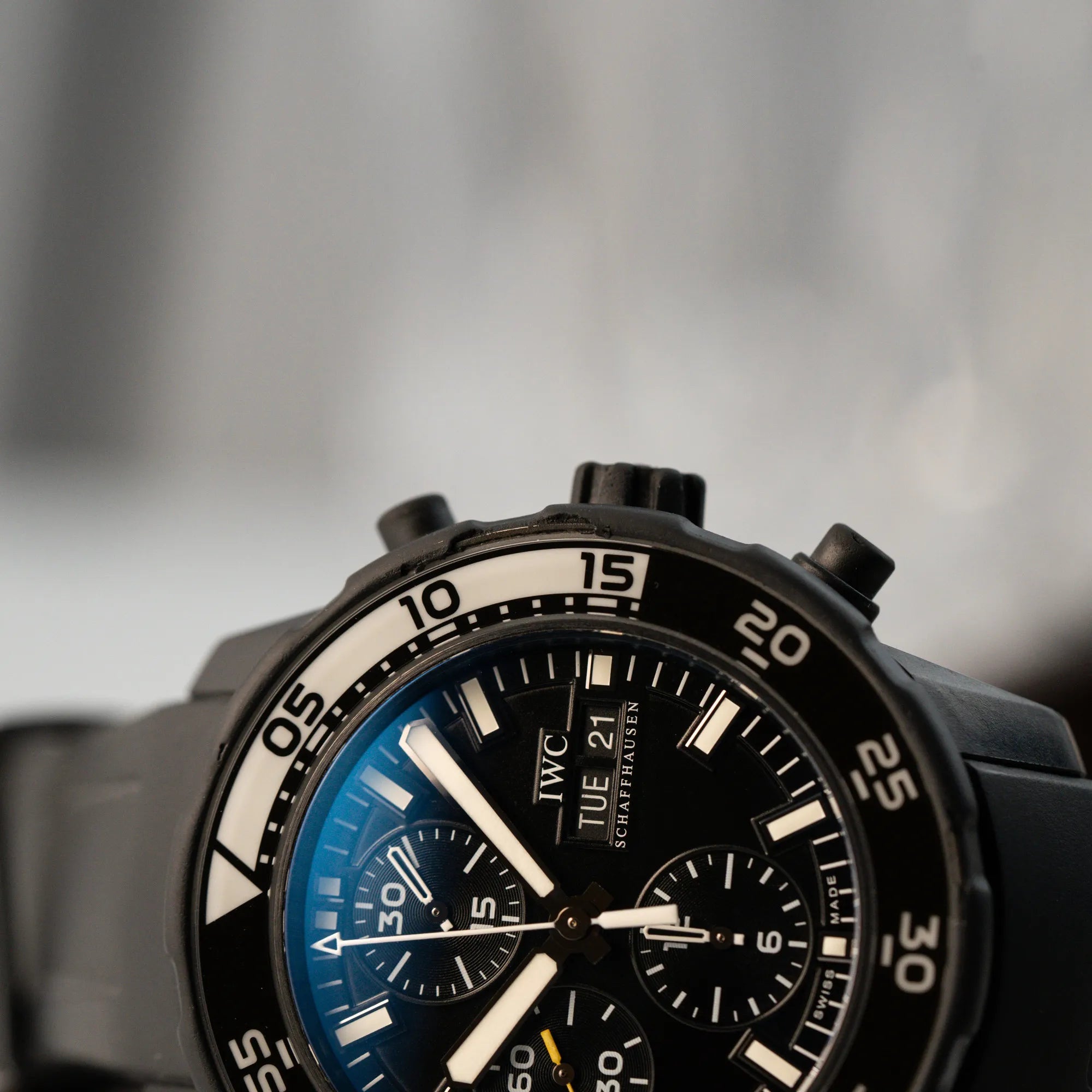 Detailaufnahme der der IWC Aquatimer Galapagos Armbanduhr in Schwarz am Kautschukband mit Chronograph-Funktion mit Fokus auf der Lünette und dem Zifferblatt