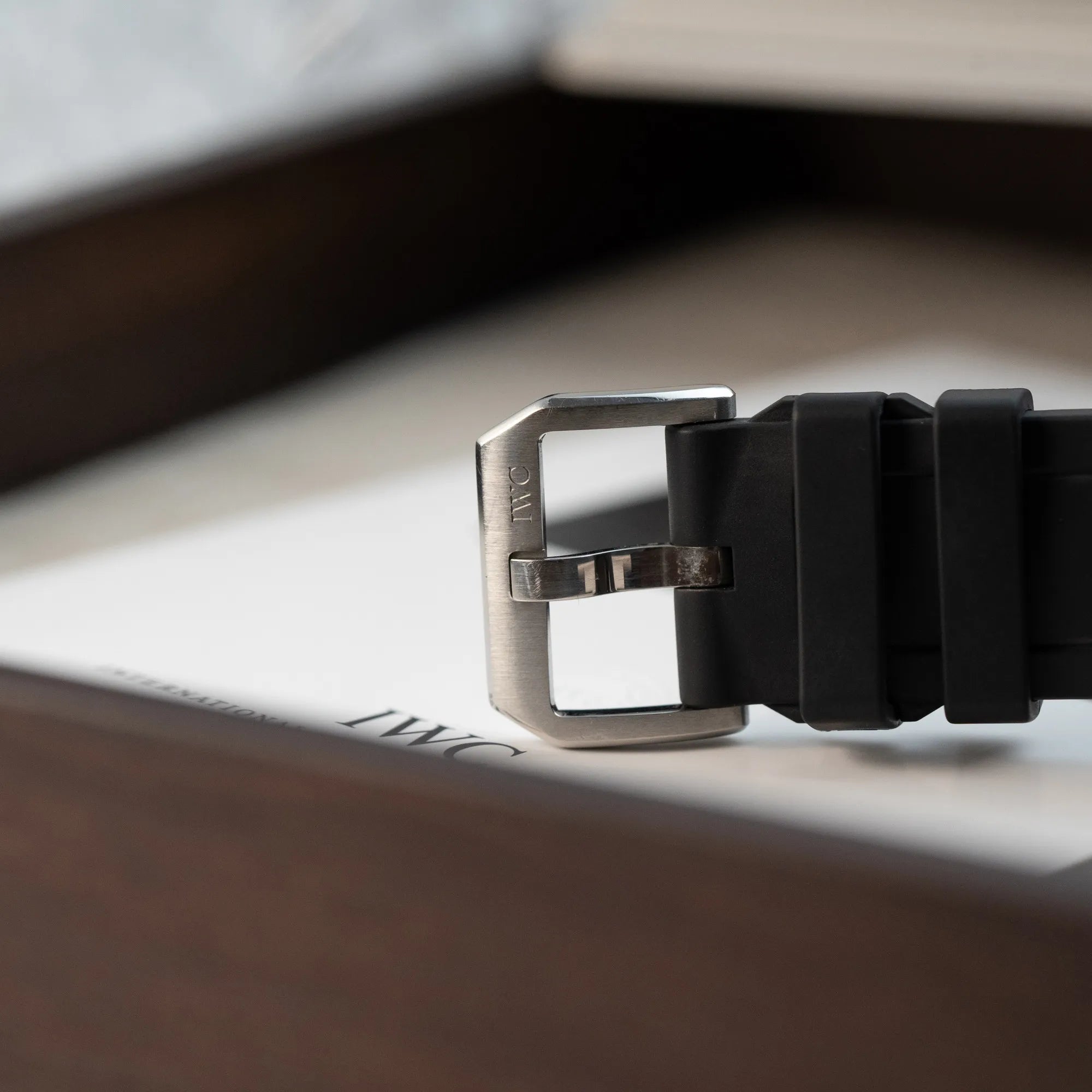 Detailaufnahme der originalen IWC Dornschliesse von der IWC Aquatimer Galapagos Armbanduhr in Schwarz am Kautschukband mit Chronograph-Funktion
