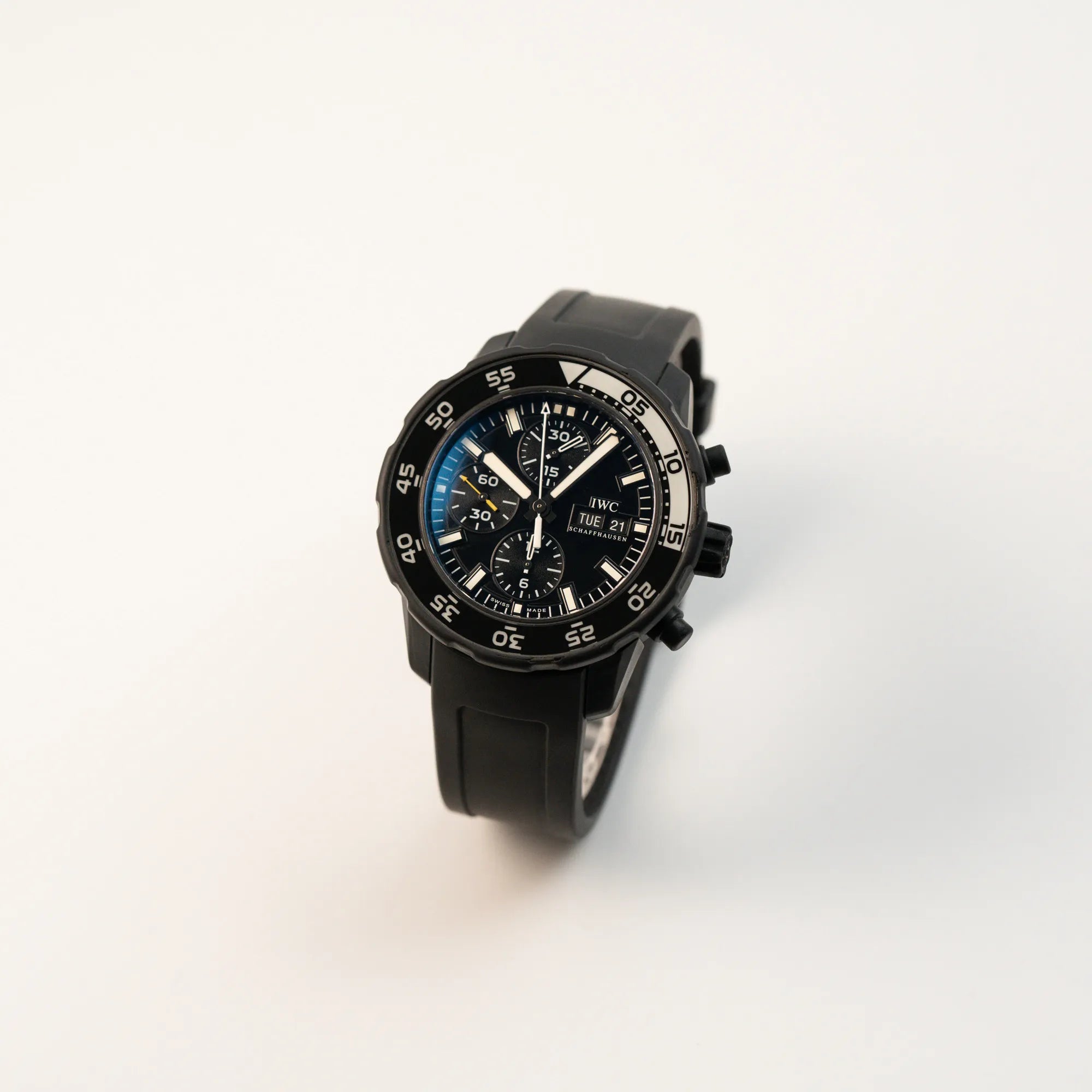 Leicht schräge Ansicht der IWC Aquatimer Galapagos Armbanduhr in Schwarz am Kautschukband mit Chronograph-Funktion