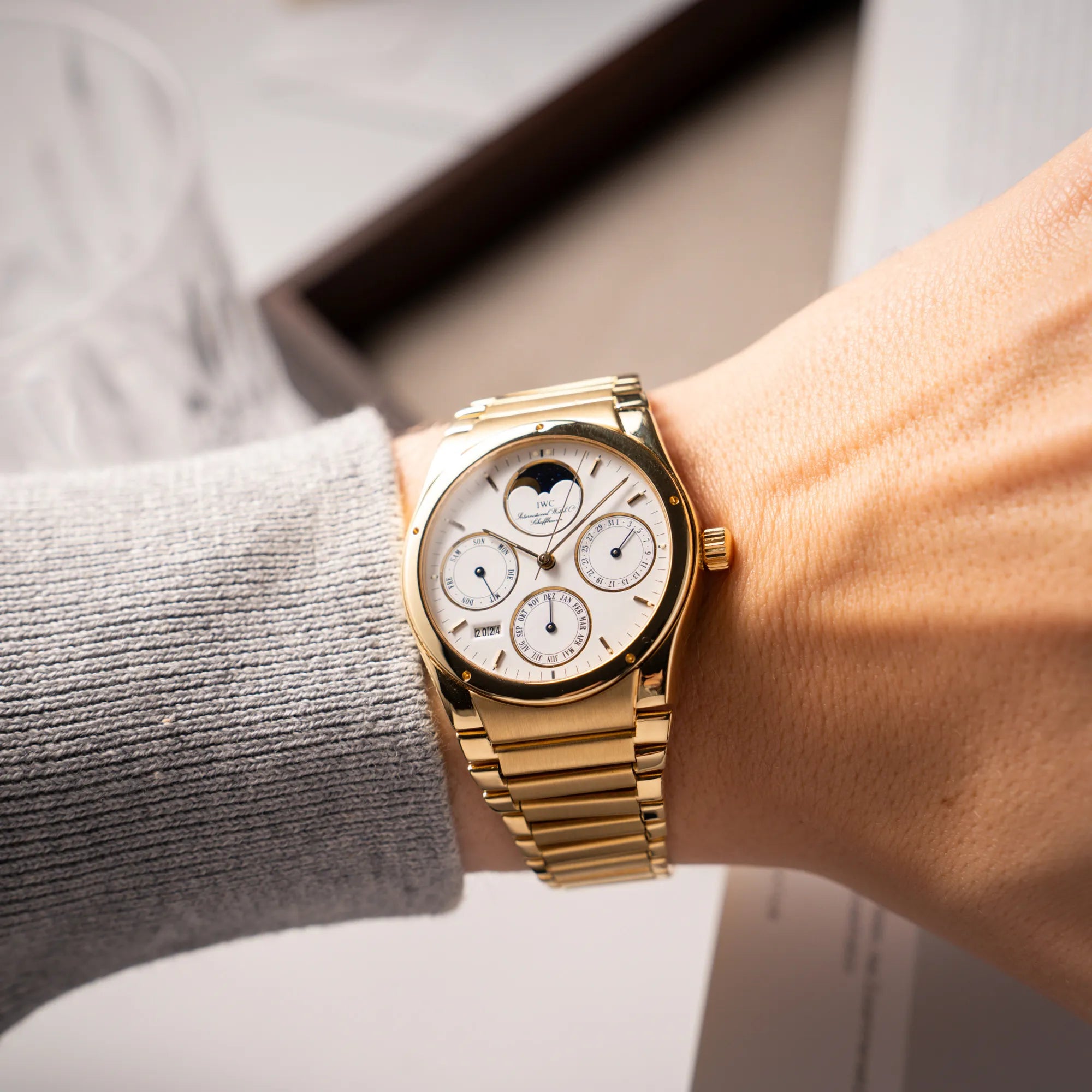 Wristshot mit der IWC Ingenieur Perpetual Calendar in Gelbgold mit weißem Zifferblatt und zughörigem Gelbgold-Armband