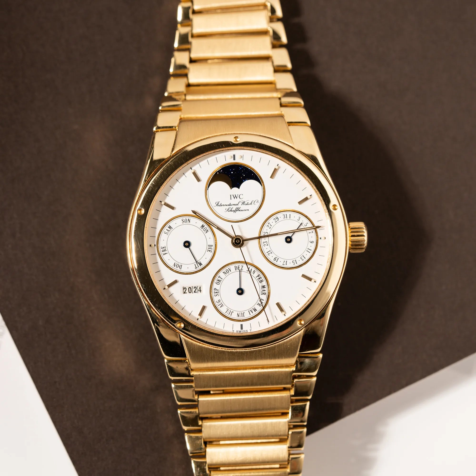 Titelbild zu der IWC Ingenieur Perpetual Calendar in Gelbgold mit weißem Zifferblatt und zughörigem Gelbgold-Armband