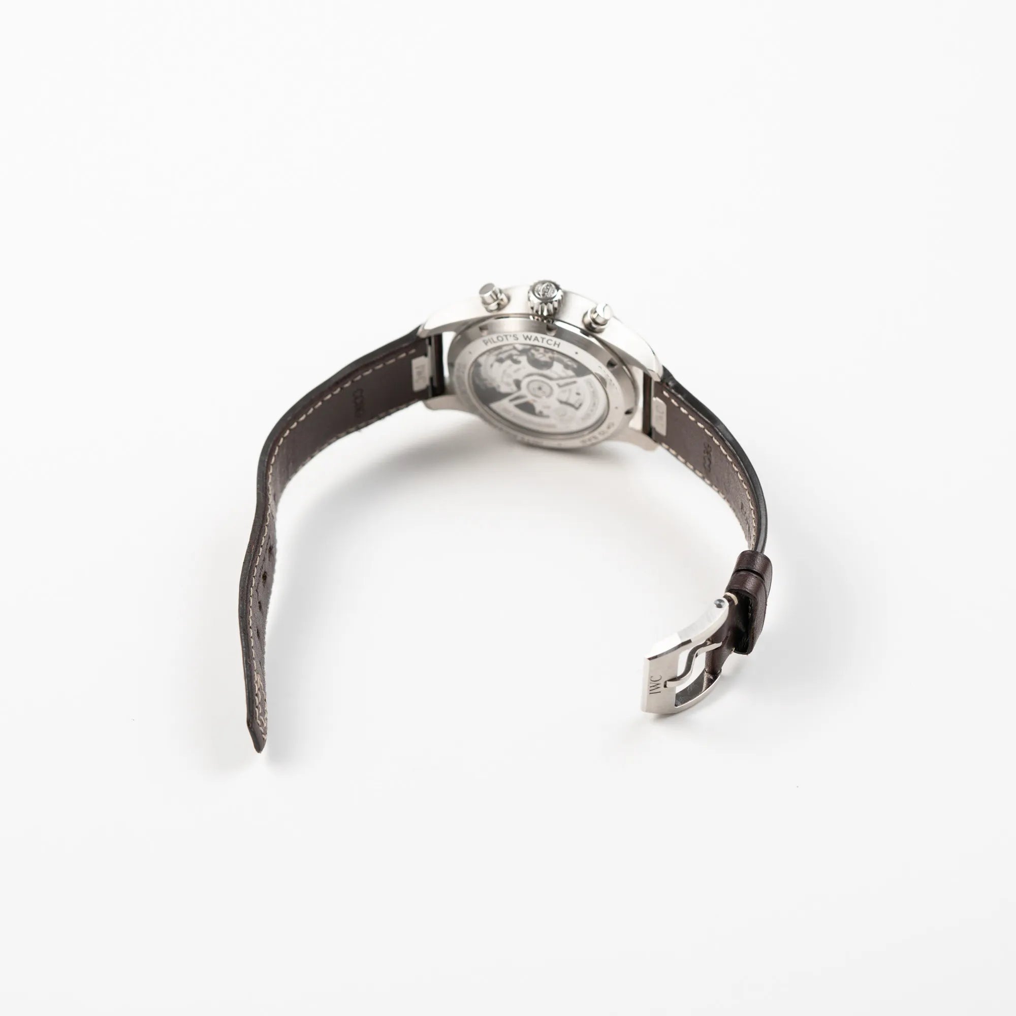 Geöffnete Dornschliesse von dem IWC Pilot 41 Chronograph IW388103 mit grünem Zifferblatt an einem braunen Lederband