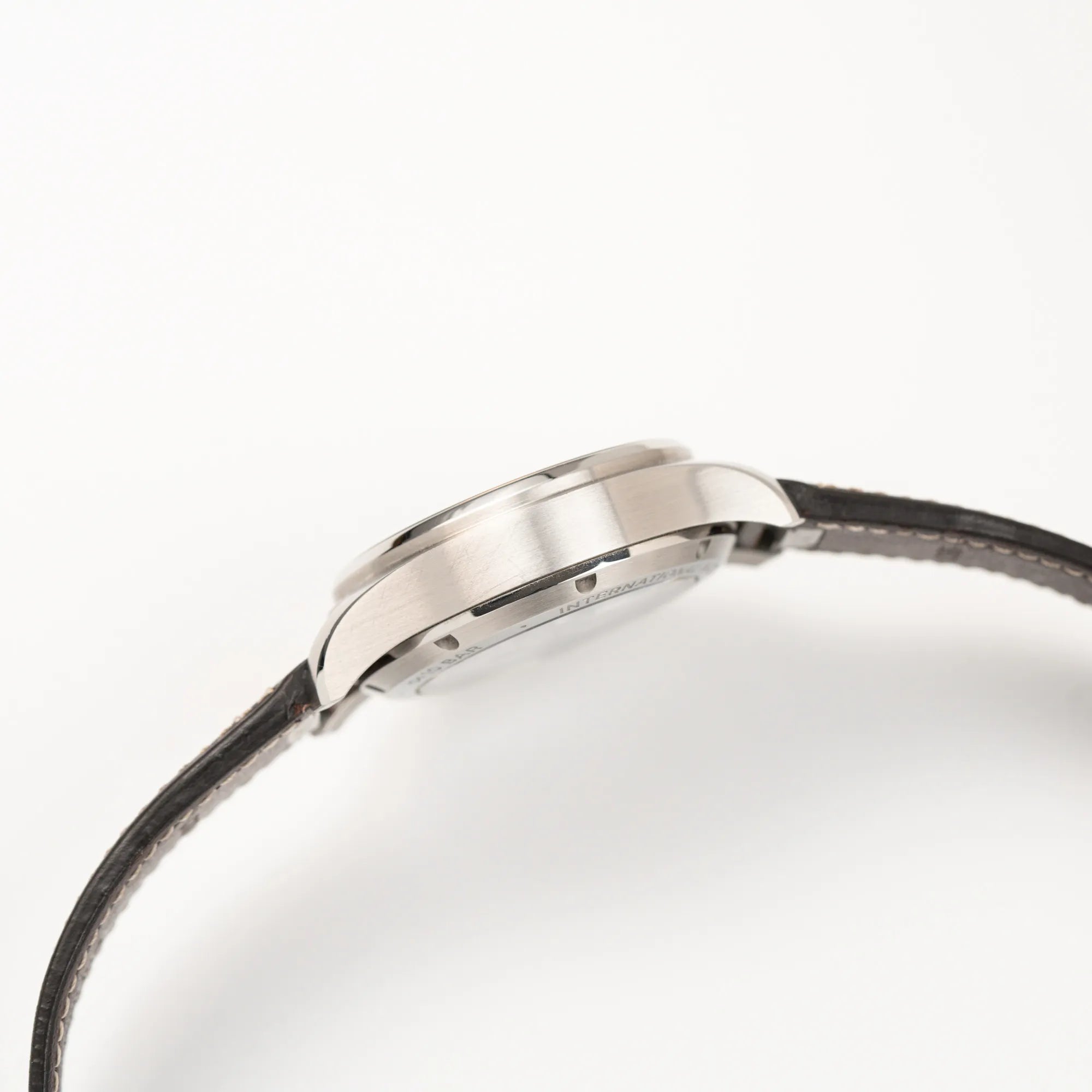 Seitliche Gehäuseflanke des IWC Pilot 41 Chronograph IW388103 mit grünem Zifferblatt an einem braunen Lederband