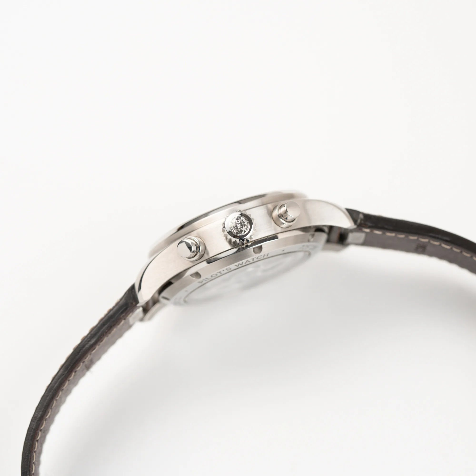 Seitliches Gehäuse desIWC Pilot 41 Chronograph IW388103 mit grünem Zifferblatt an einem braunen Lederband mit Blick auf die Aufzugskrone und die Chrono-Drücker