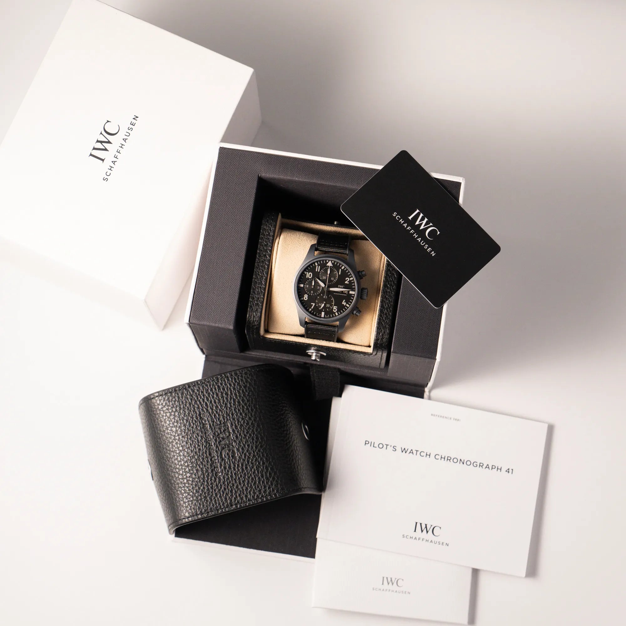 des IWC Pilot 41 "Top Gun" Chronographs mit schwarzem Ceratanium-Gehäuse aus Keramik und Titan zusammen mit dem gesamten Lieferumfang bestehend aus Box, Garantiekarte und Booklets