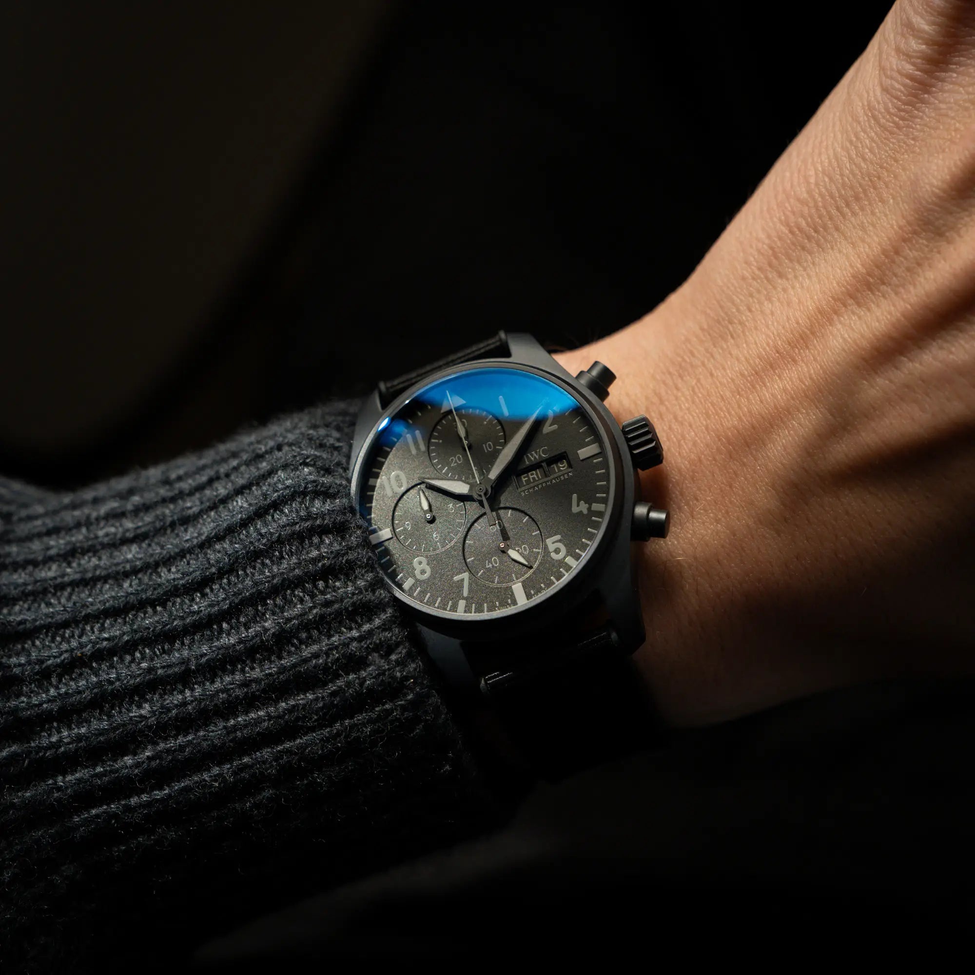 Mann trägt den IWC Pilot 41 "Top Gun" Chronographs mit schwarzem Ceratanium-Gehäuse aus Keramik und Titan