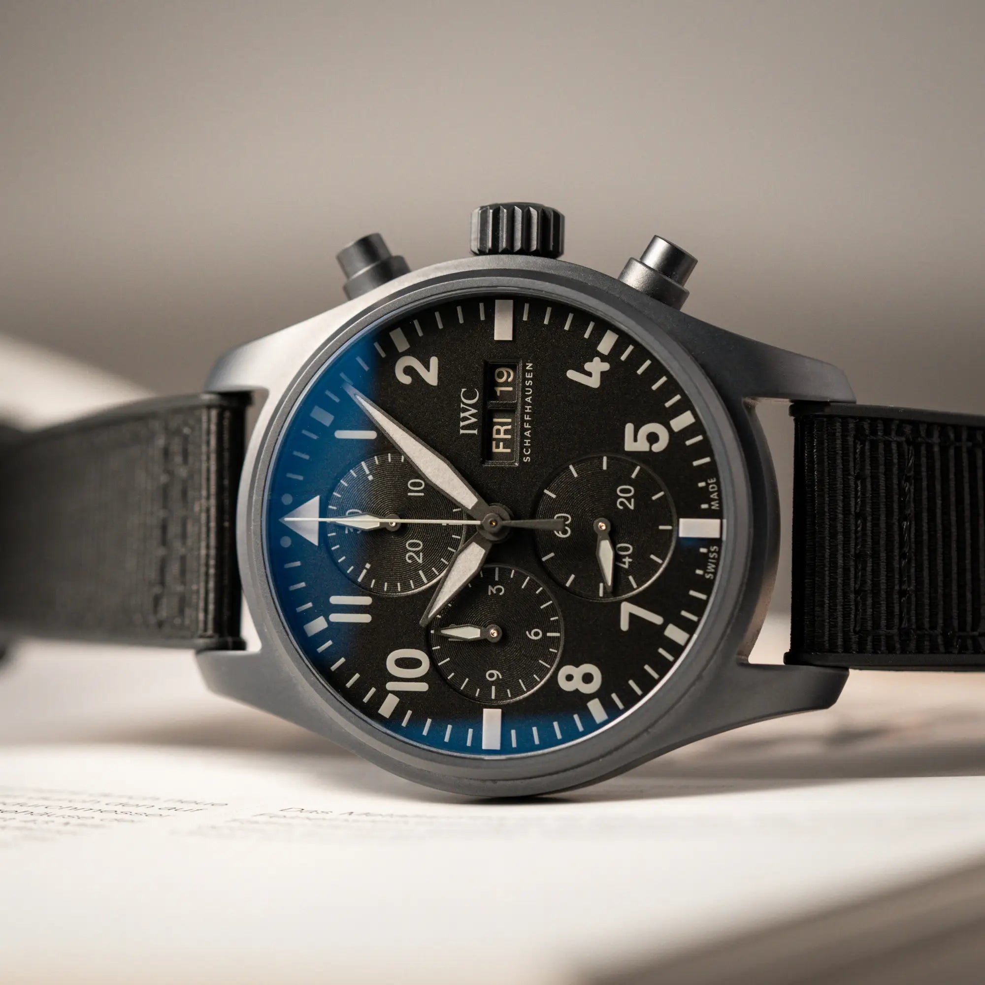 Produktfotografie des IWC Pilot 41 "Top Gun" Chronographs mit schwarzem Ceratanium-Gehäuse aus Keramik und Titan