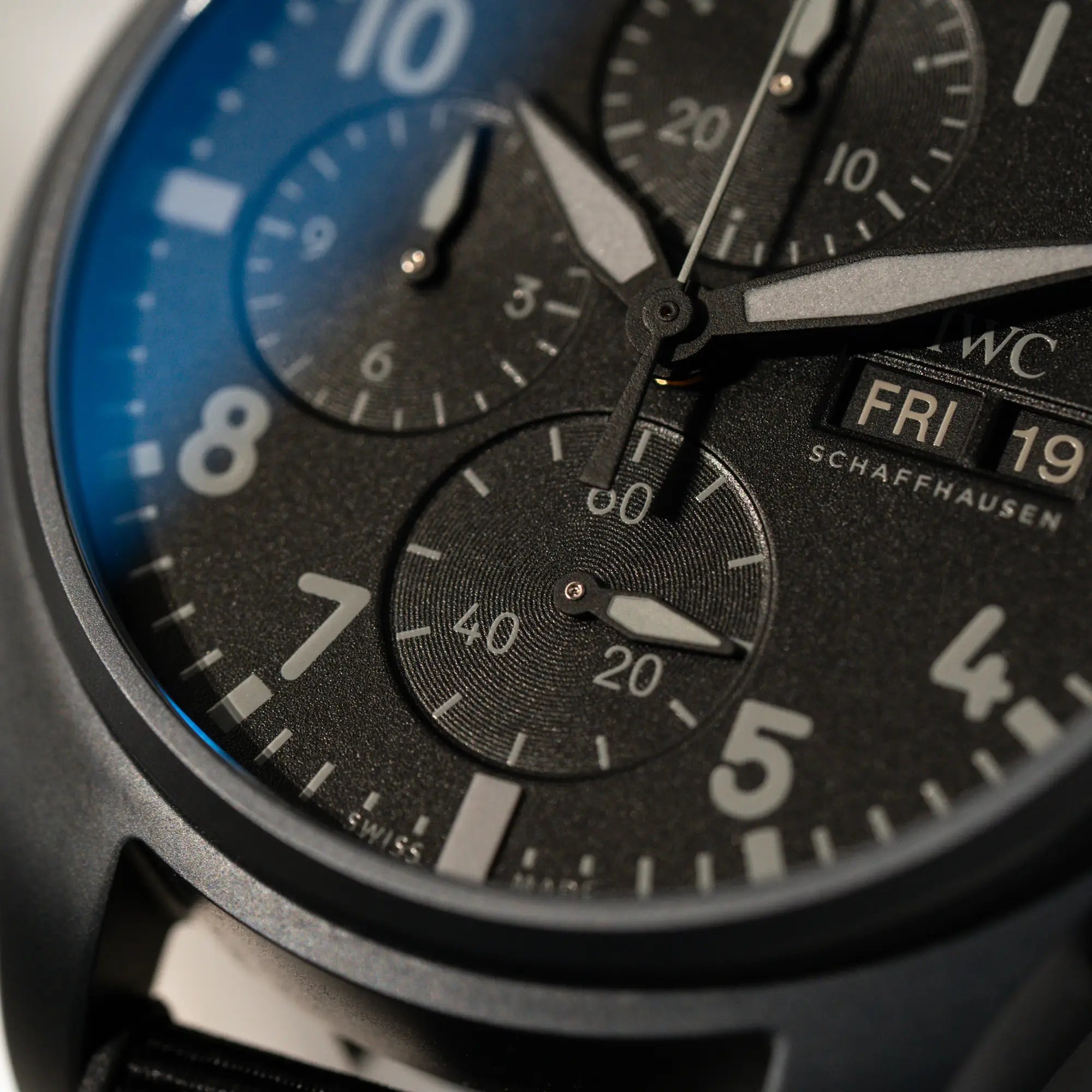 Detailaufnahme der kleinen Sekunde des IWC Pilot 41 "Top Gun" Chronographs mit schwarzem Ceratanium-Gehäuse aus Keramik und Titan