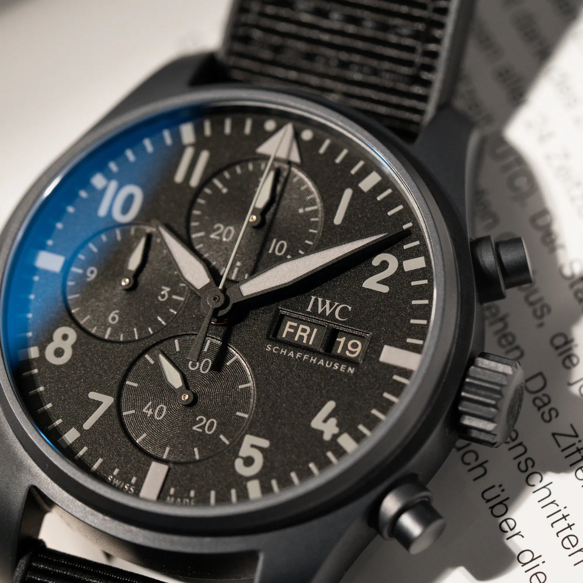 Detailaufnahme des IWC Pilot 41 "Top Gun" Chronographs mit schwarzem Ceratanium-Gehäuse aus Keramik und Titan mit cremeweißen Indizes