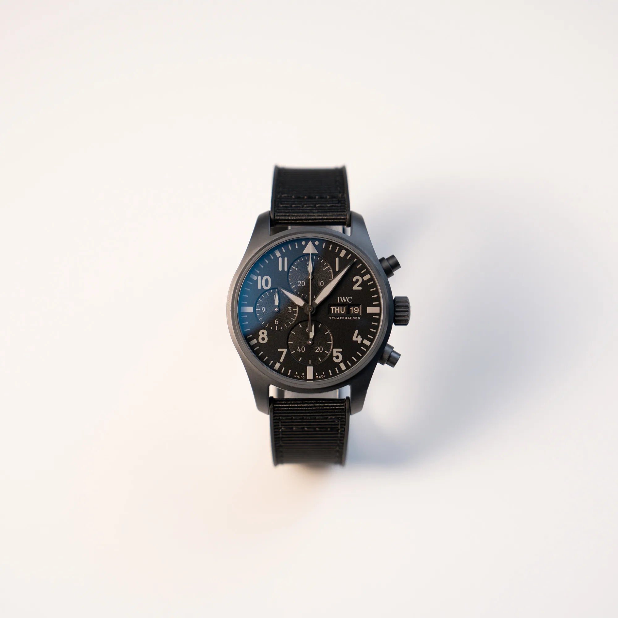 Frontale Ansicht des IWC Pilot 41 "Top Gun" Chronographs mit schwarzem Ceratanium-Gehäuse aus Keramik und Titan