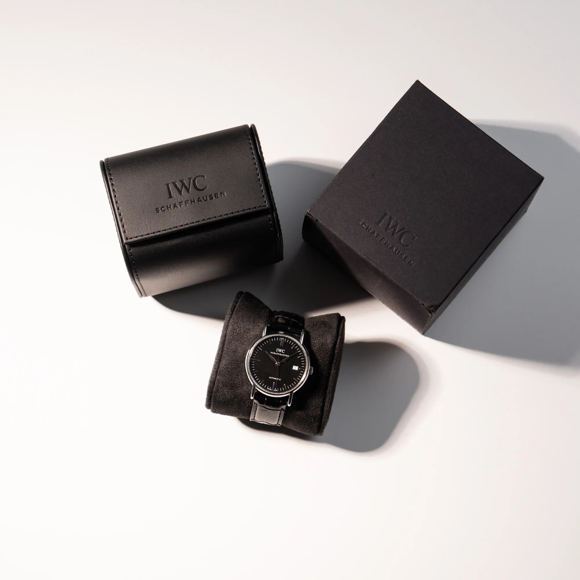 IWC Portofino Automatik IW356305 Armbanduhr mit minimalistischen, schwarzem Zifferblatt mit Stichindizes am schwarzen Lederband zusammen mit dem Lieferumfang bestehend aus IWC Box, Umkarton und der Uhr selbst