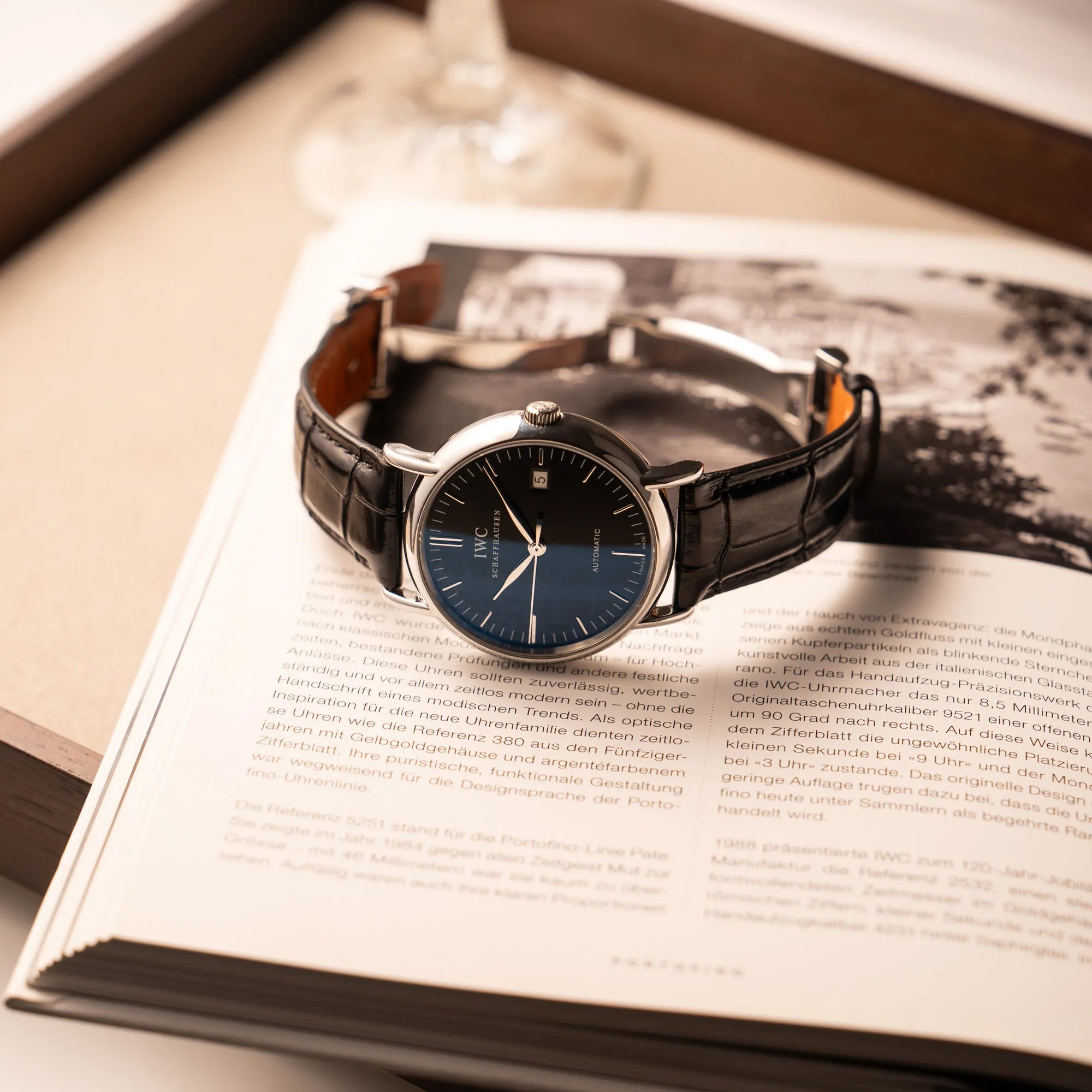 Produktfotografie der IWC Portofino Automatik IW356305 Armbanduhr mit minimalistischen, schwarzem Zifferblatt mit Stichindizes am schwarzen Lederband