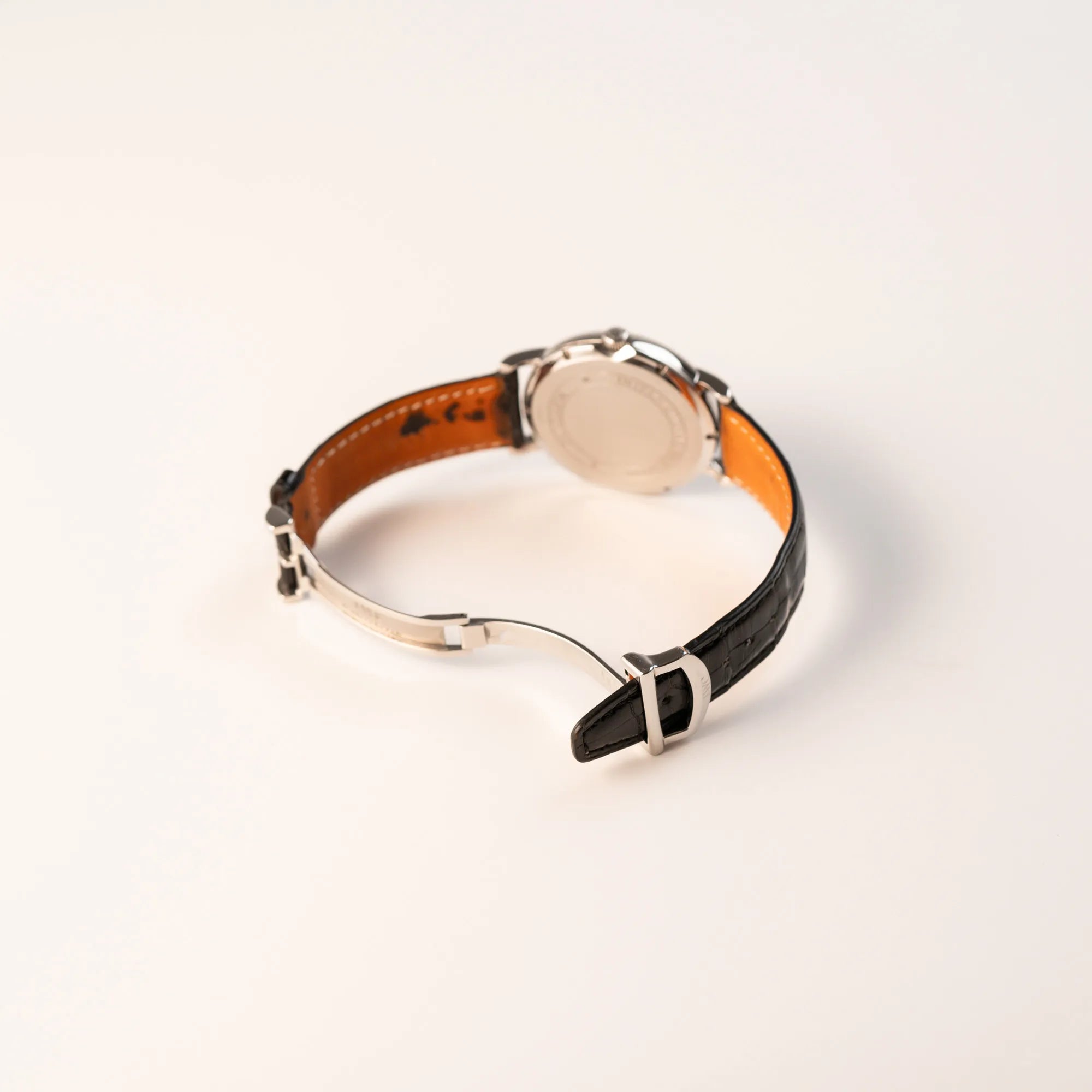 Geöffnete Faltschliesse der IWC Portofino Automatik IW356305 Armbanduhr mit minimalistischen, schwarzem Zifferblatt mit Stichindizes am schwarzen Lederband