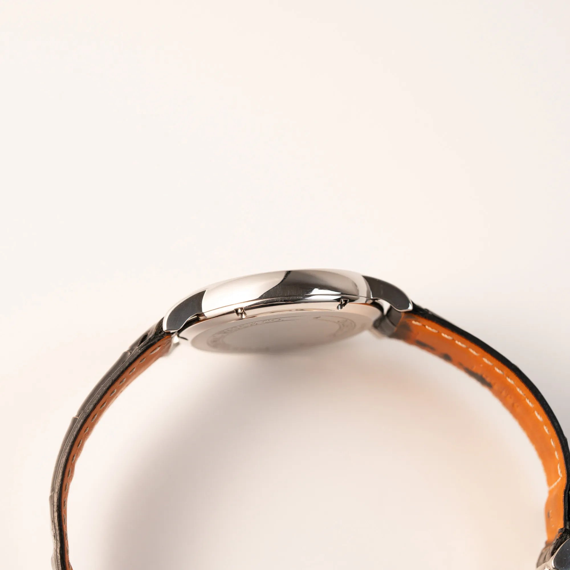 Seitliches Gehäuse der IWC Portofino Automatik IW356305 Armbanduhr mit minimalistischen, schwarzem Zifferblatt mit Stichindizes am schwarzen Lederband