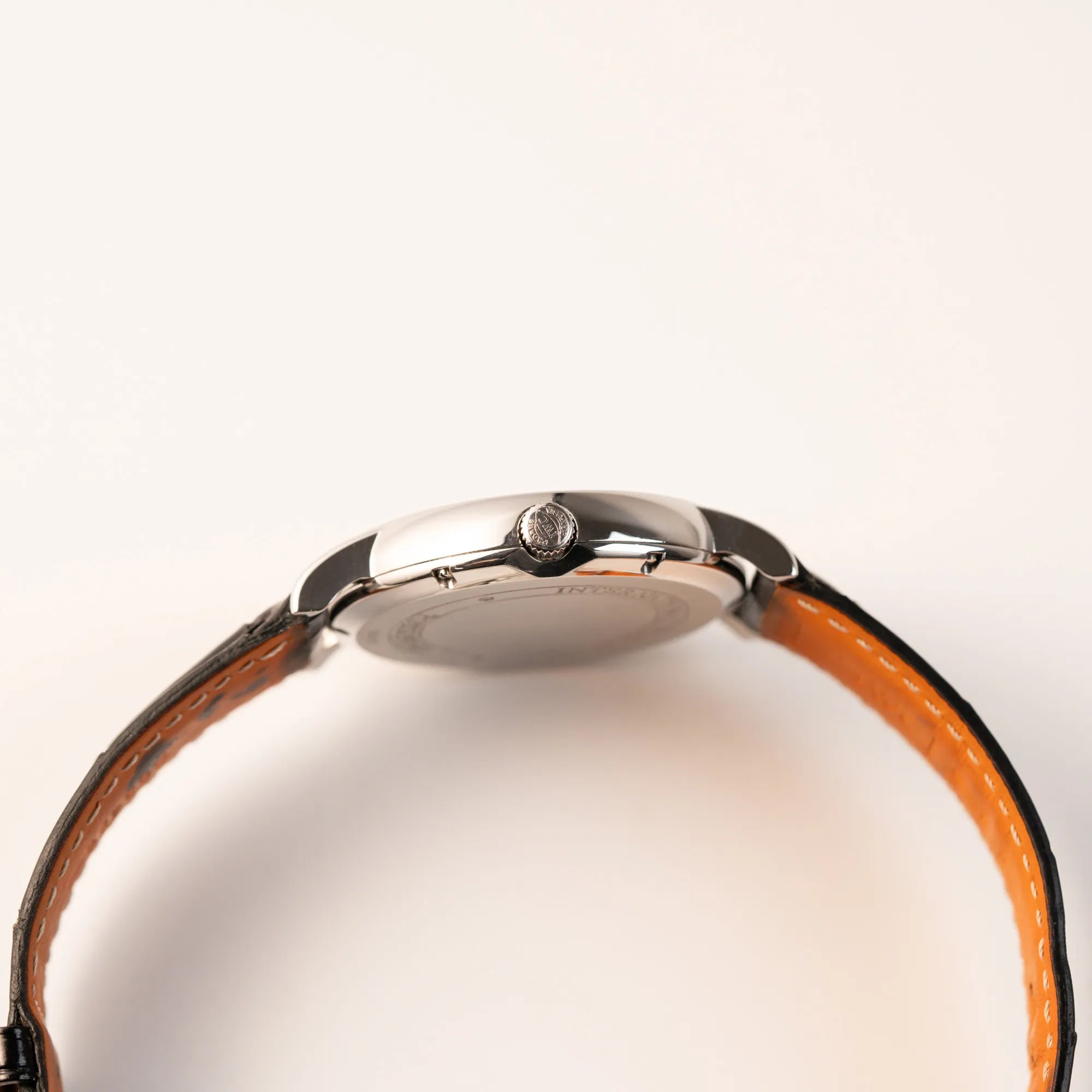 Seitliche Gehäuseflanke der IWC Portofino Automatik IW356305 Armbanduhr mit minimalistischen, schwarzem Zifferblatt mit Stichindizes am schwarzen Lederband zeigt die Aufzugskrone