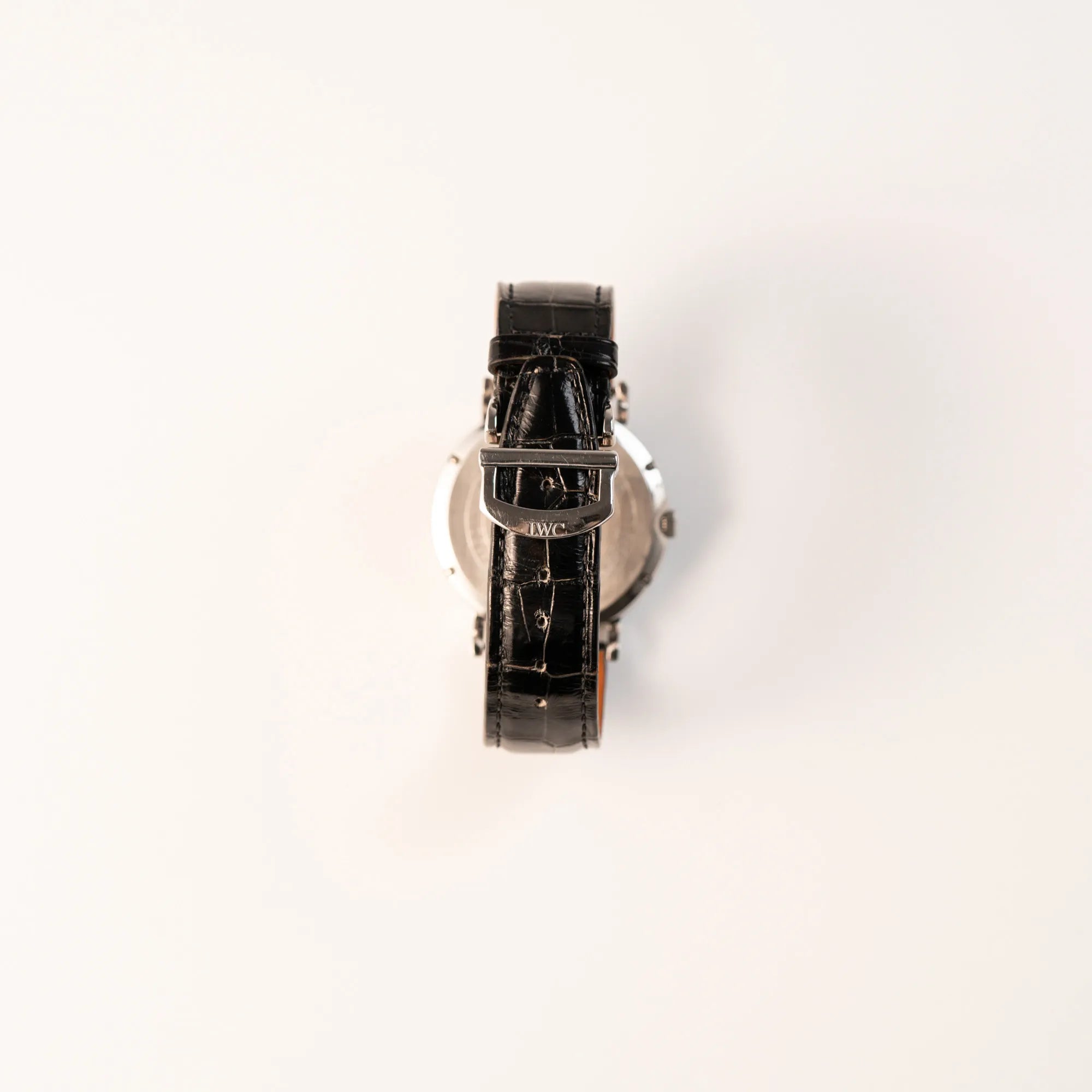 Blick auf die Rückseite der IWC Portofino Automatik IW356305 Armbanduhr mit minimalistischen, schwarzem Zifferblatt mit Stichindizes zeigt das schwarze Lederband mit originaler IWC-Schliesse