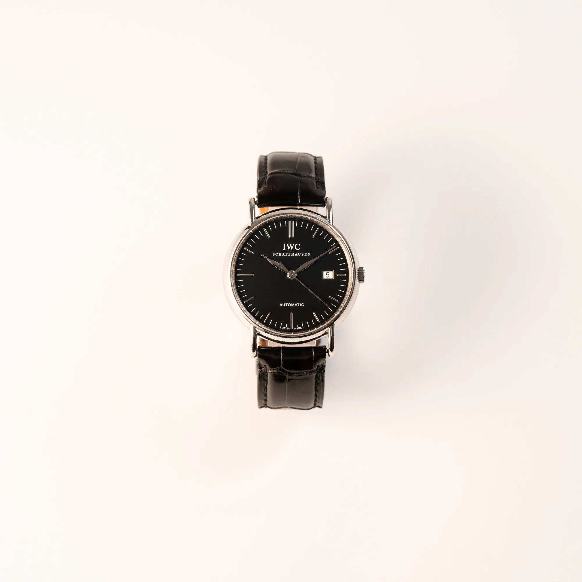 Frontale Ansicht der IWC Portofino Automatik IW356305 Armbanduhr mit minimalistischen, schwarzem Zifferblatt mit Stichindizes am schwarzen Lederband
