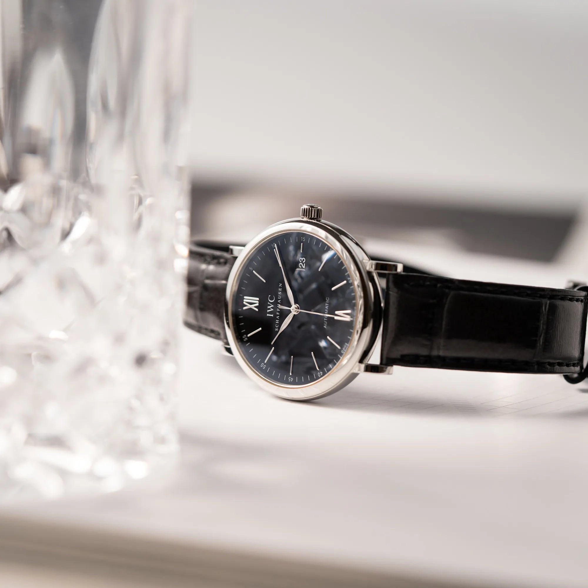 Produktfoto IWC Portofino 40 Automatik Armbanduhr mit schwarzem Zifferblatt am schwarzen Lederband